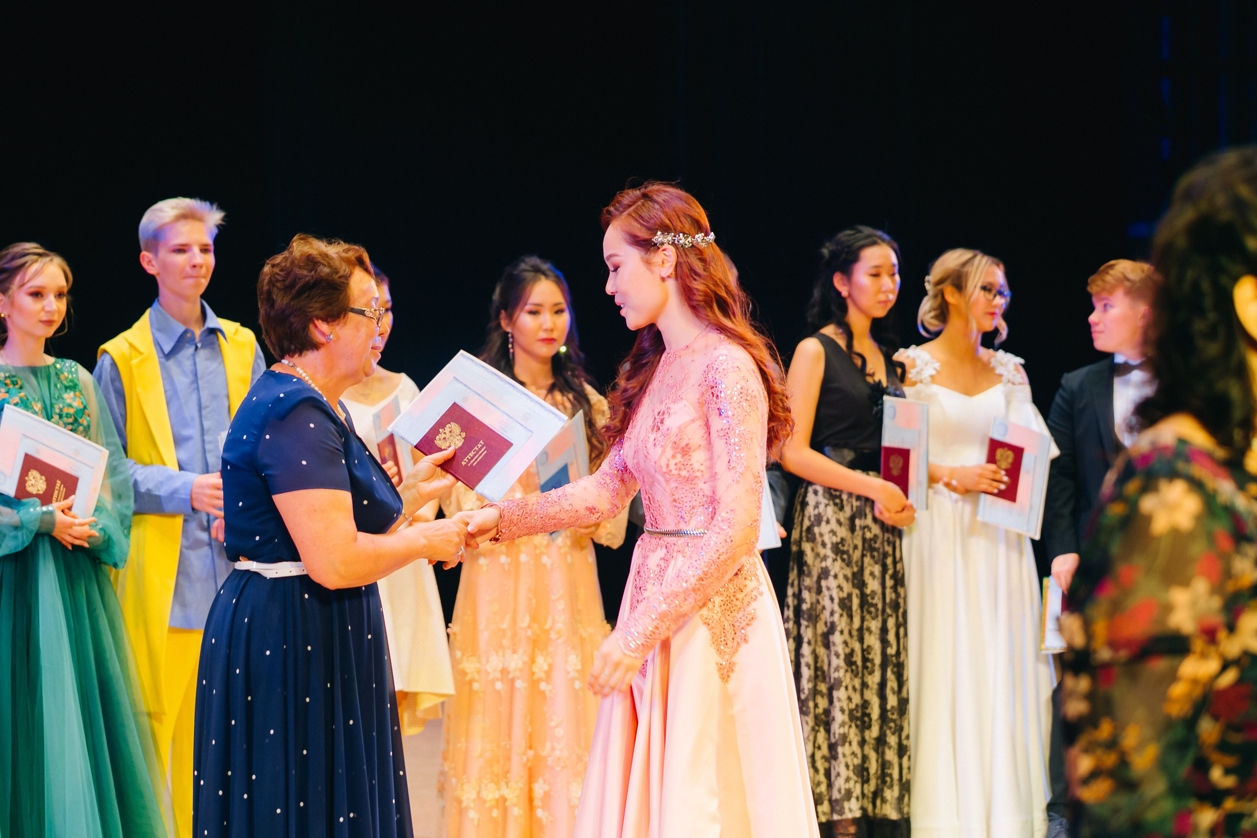 Вручение аттестатов 14 Гимназия. Свадебный и семейный фотограф в Улан-Удэ