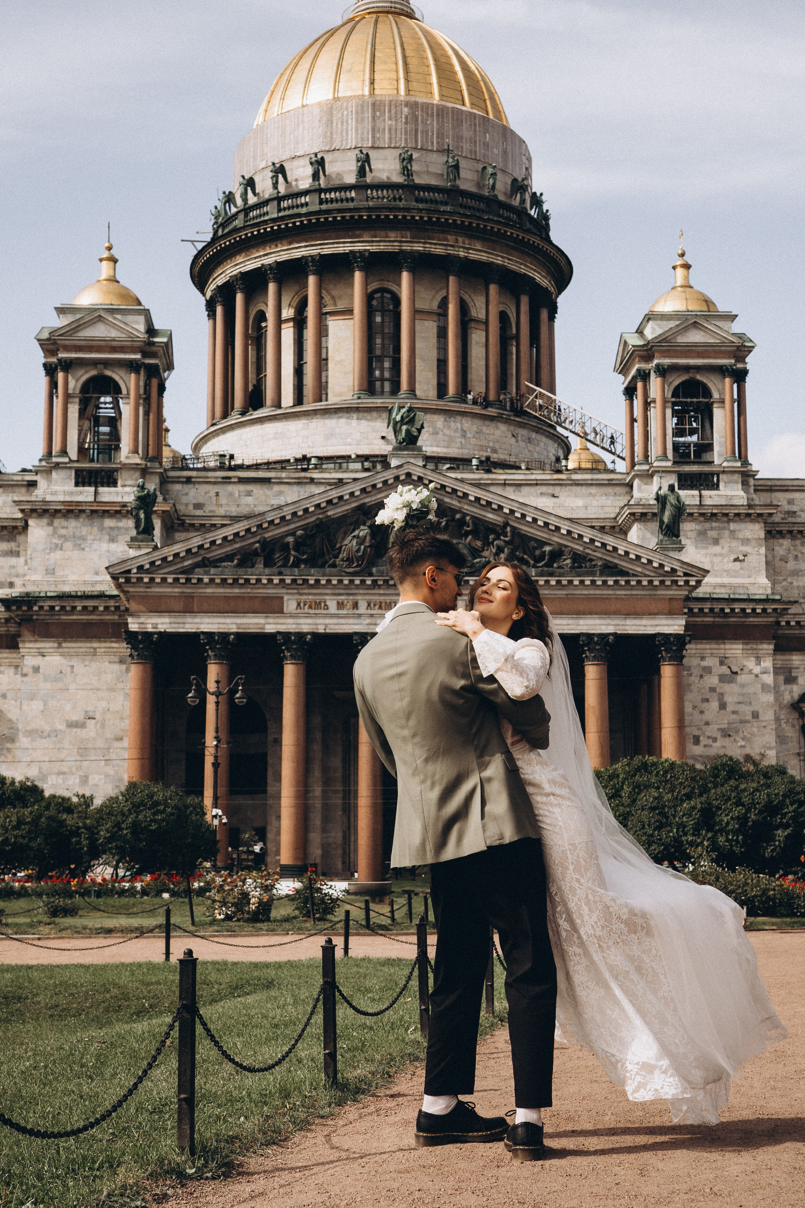 СВАДЕБНАЯ ПРОГУЛКА ВОЗЕ ИСАИКЕВСКОГО СОБОРА АСТОРИИ И ЗАКОНОДАЛЕТНОГО СОБРАНИЯ. Профессиональный фотограф, Санкт-Петербург — Виктория Богомолова