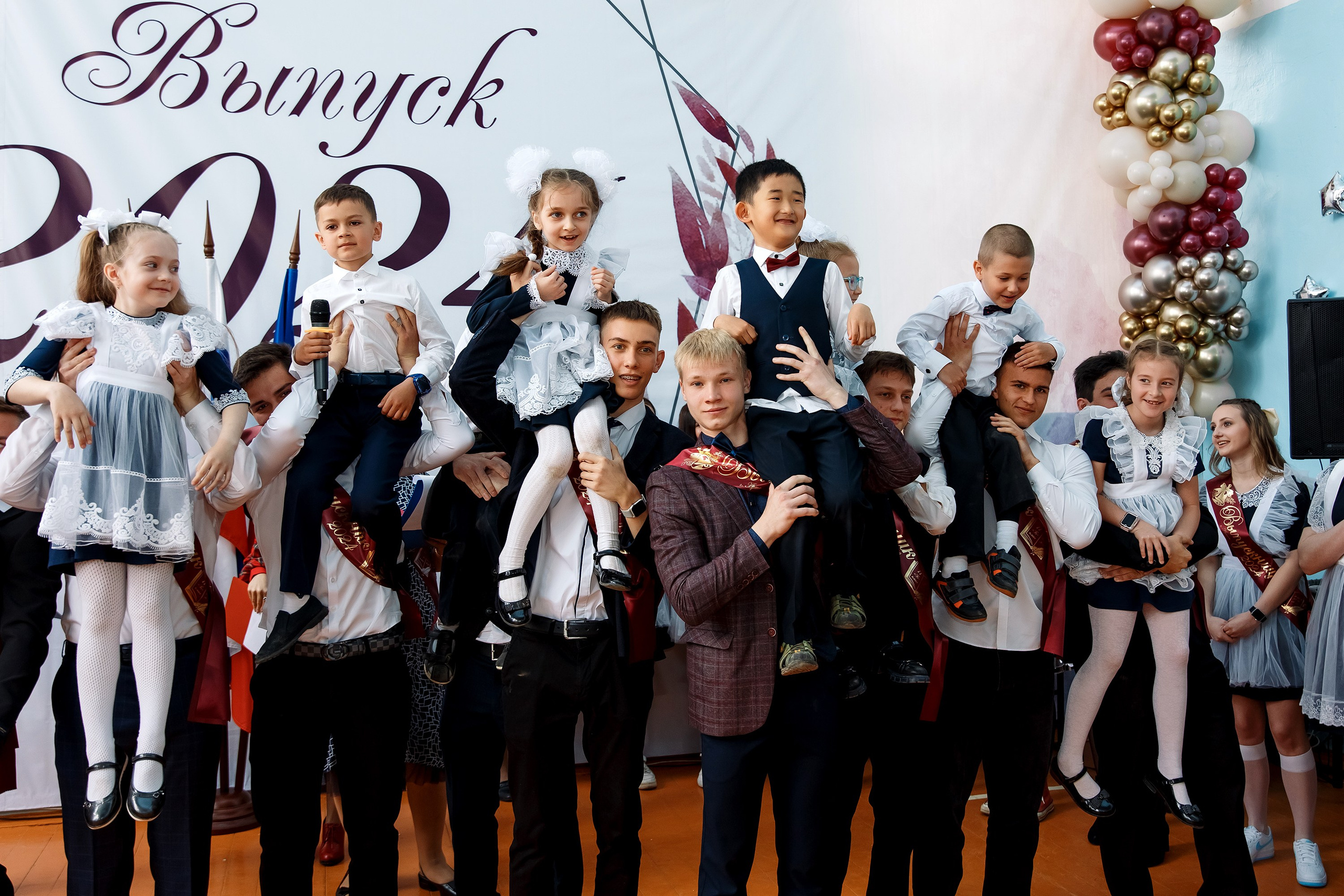 11 класс Последний звонок. Фотограф Любовь Корниенко, Примоский край