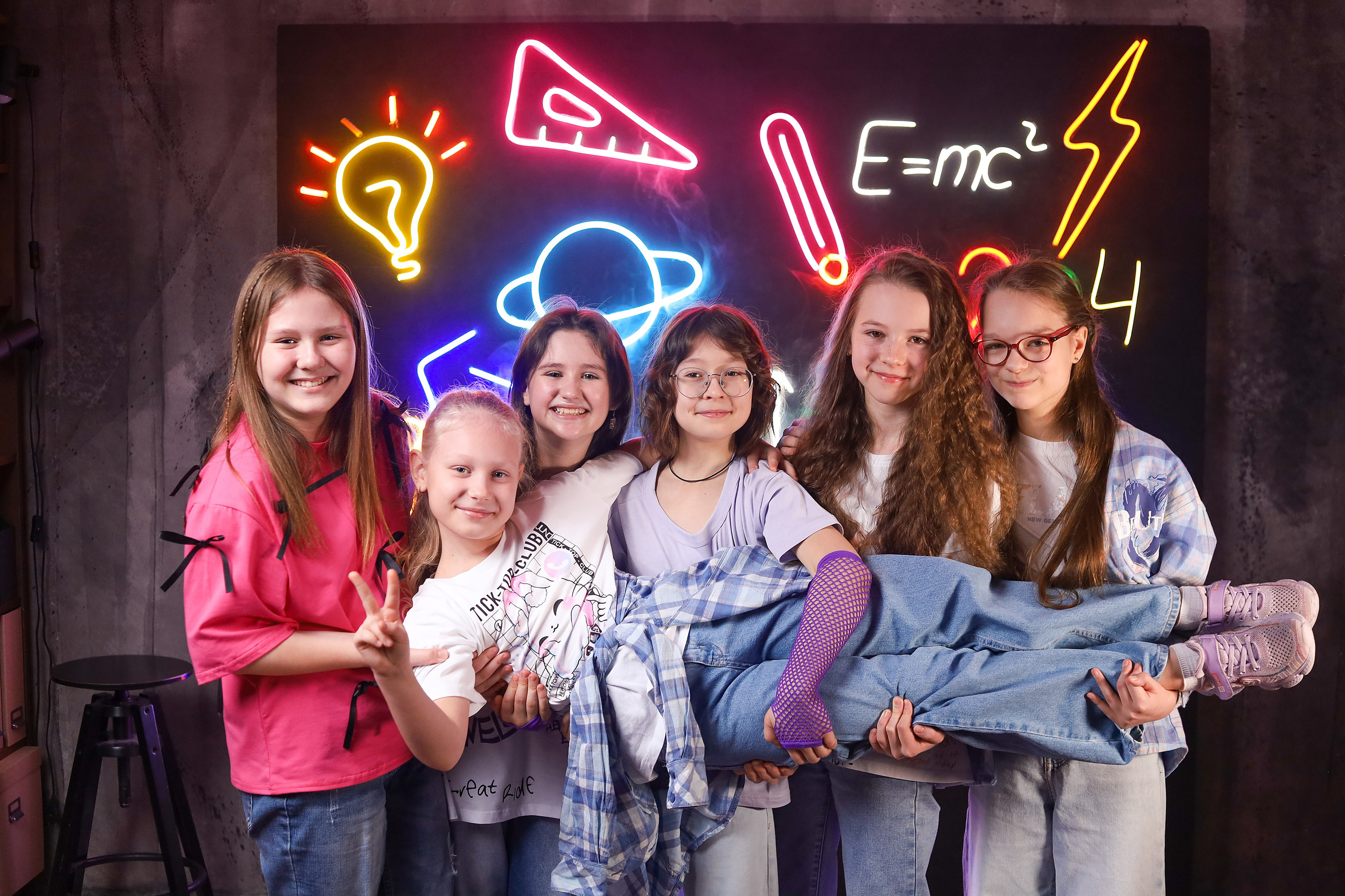 Выпускной альбом "Неон". Выпускные альбомы в Тюмени для школ, садов, вузов спортивных секций