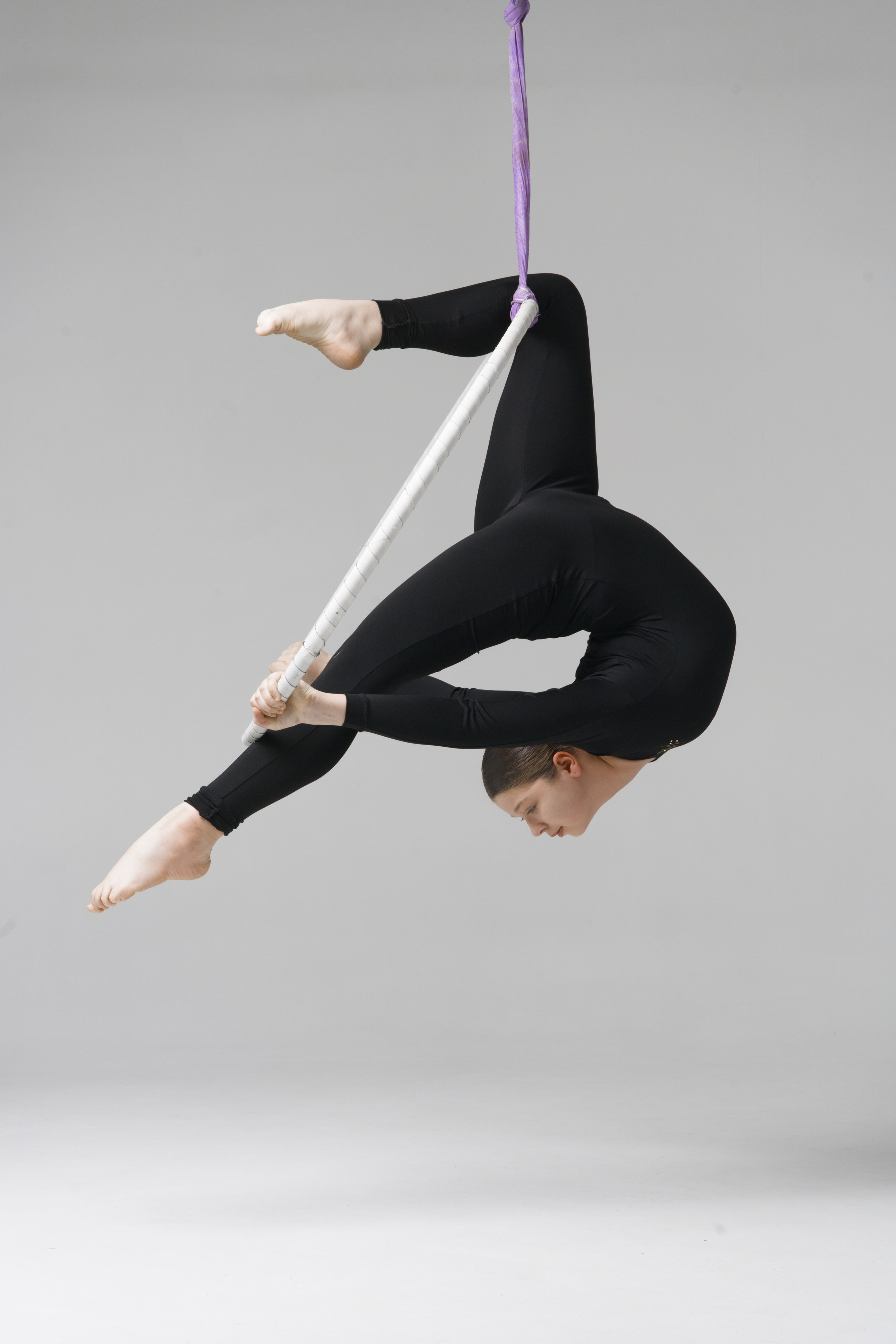 Выразительный силуэт гимнастки при выполнении вертикального элемента в кольце