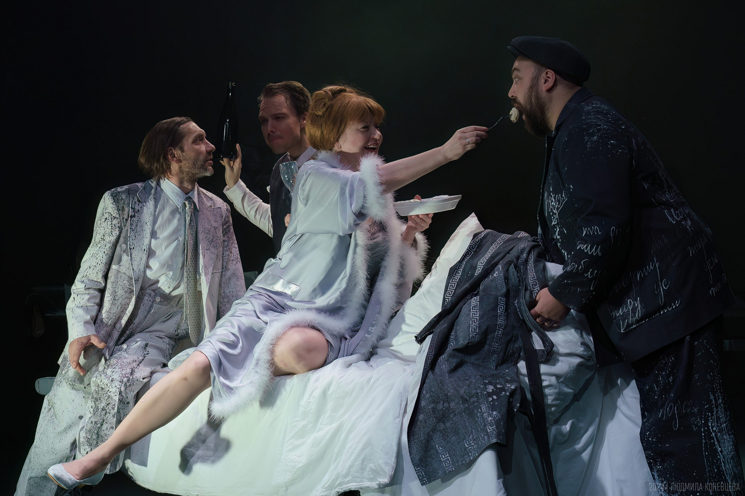 «Свет­лые души, или О том, как на­пи­сать рас­сказ», режиссер Михаил Крылов, Мастерская Петра Фоменко. Театральная фотография