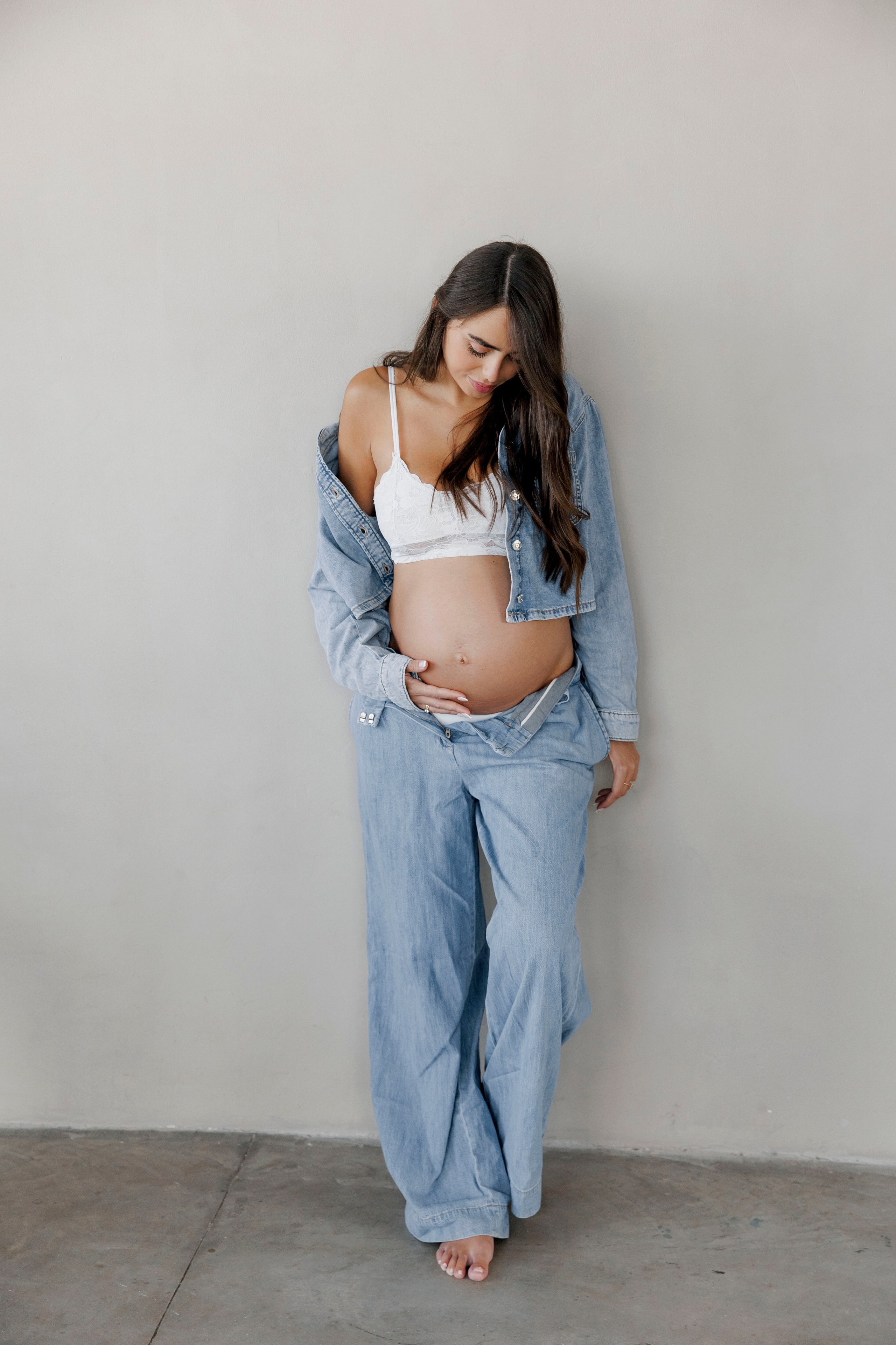 Pregnancy photoshoot inside the studio in Tel Aviv. Главная
