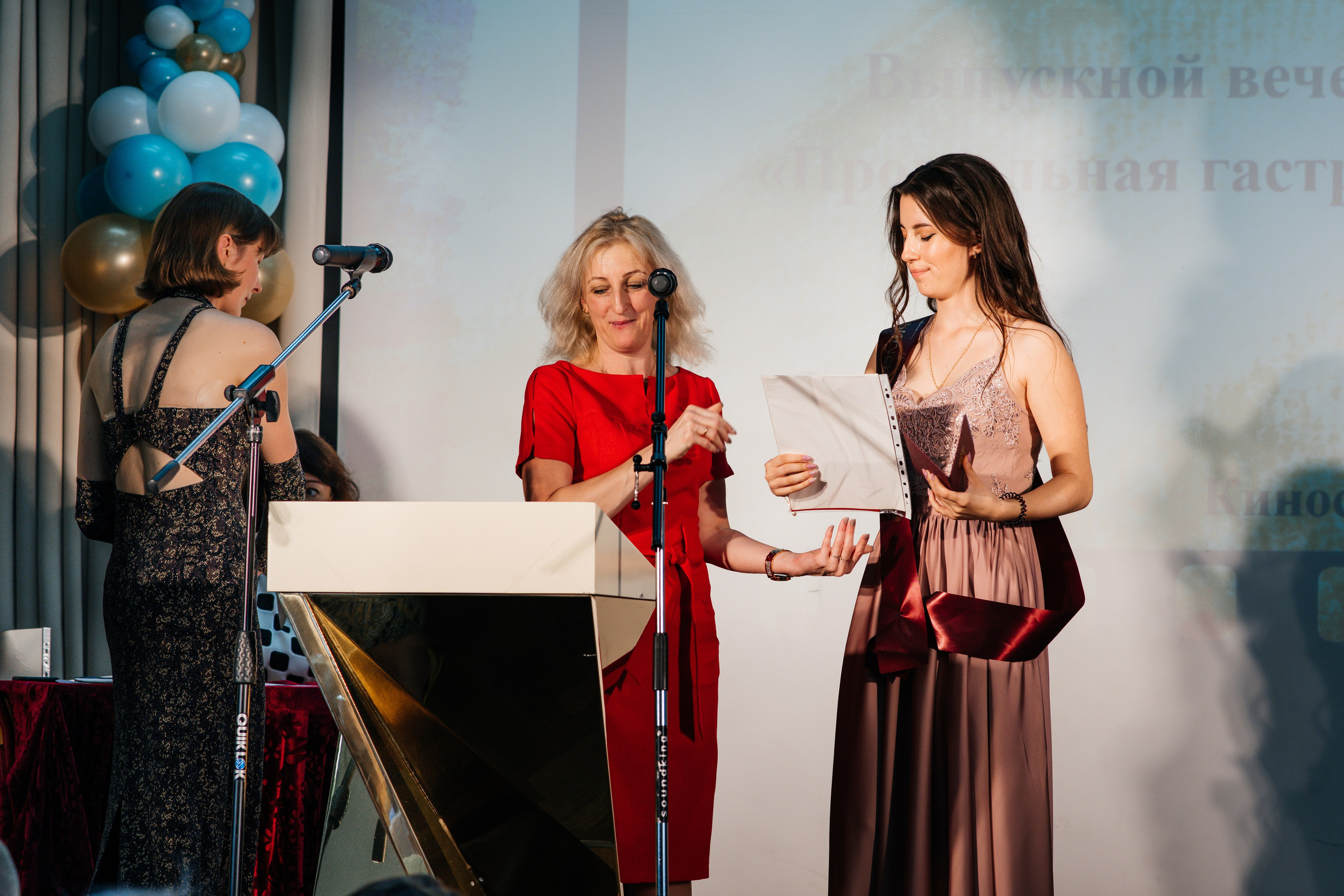 Вручение аттестатов. Выпускные альбомы в Подольске Москве и МО