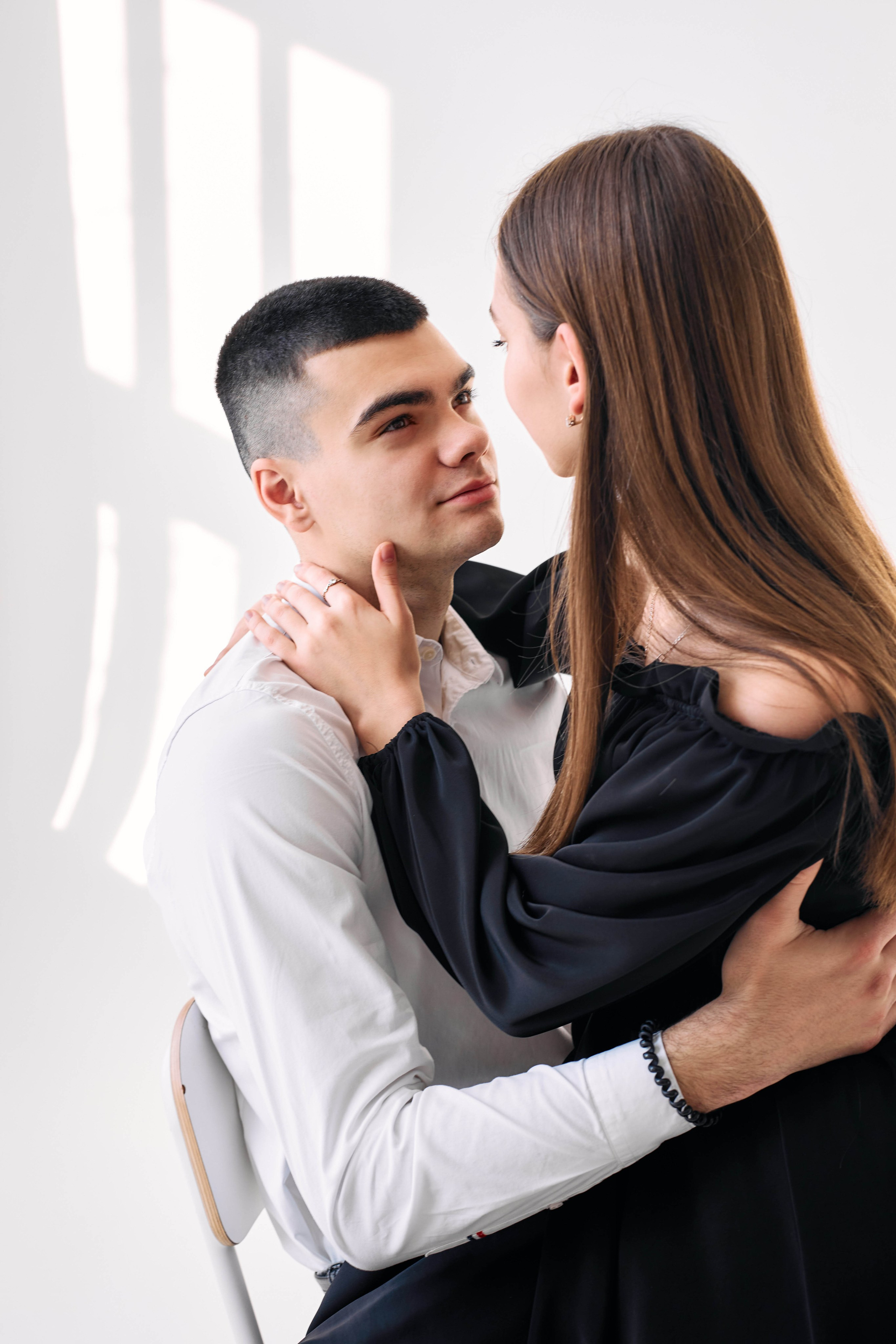 Love Story Максима и Вики на белой циклораме. Профессиональный фотограф Максим Романов в городе Хабаровске