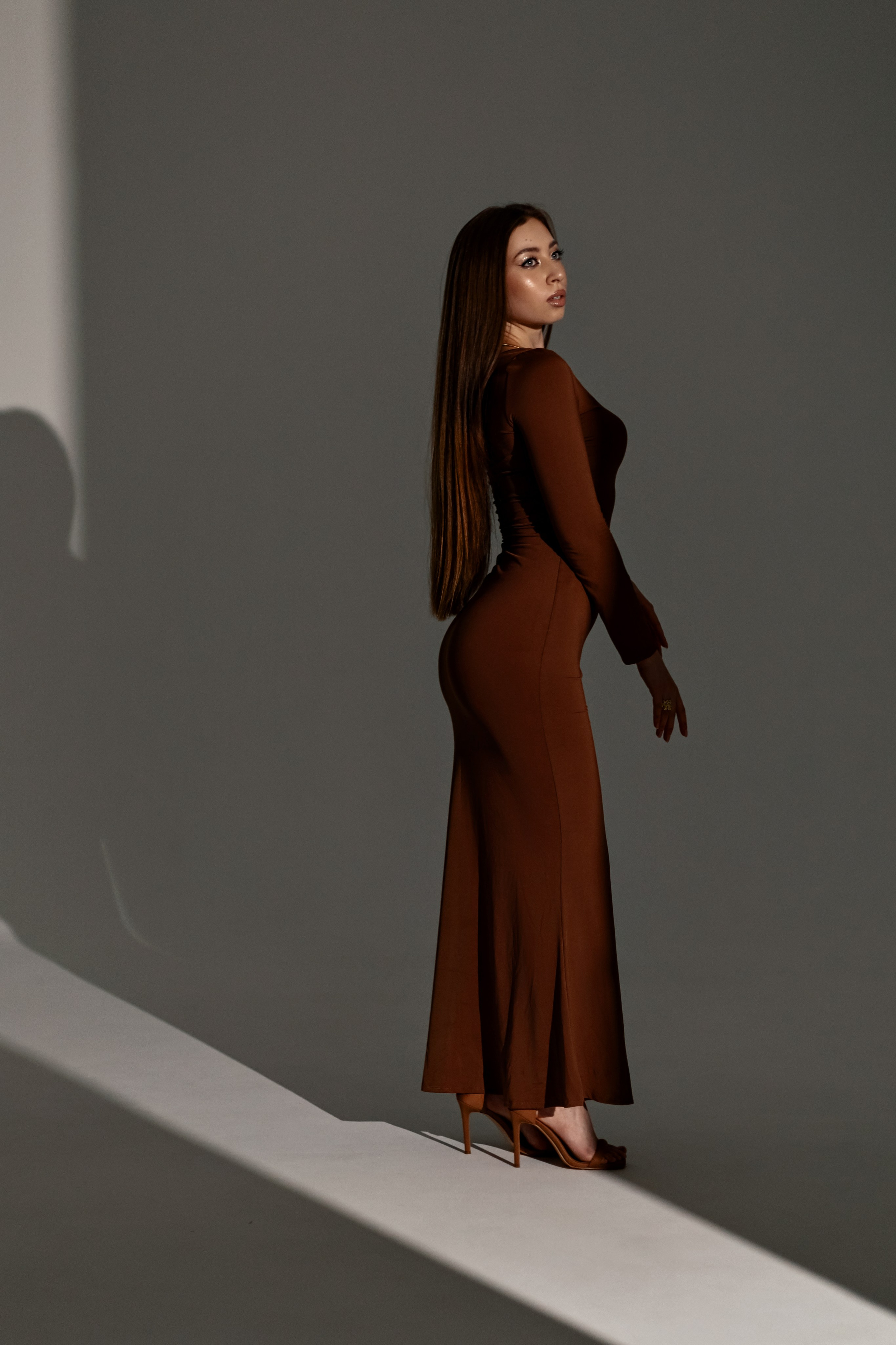 Студийная съемка с использованием направленного искусственного света