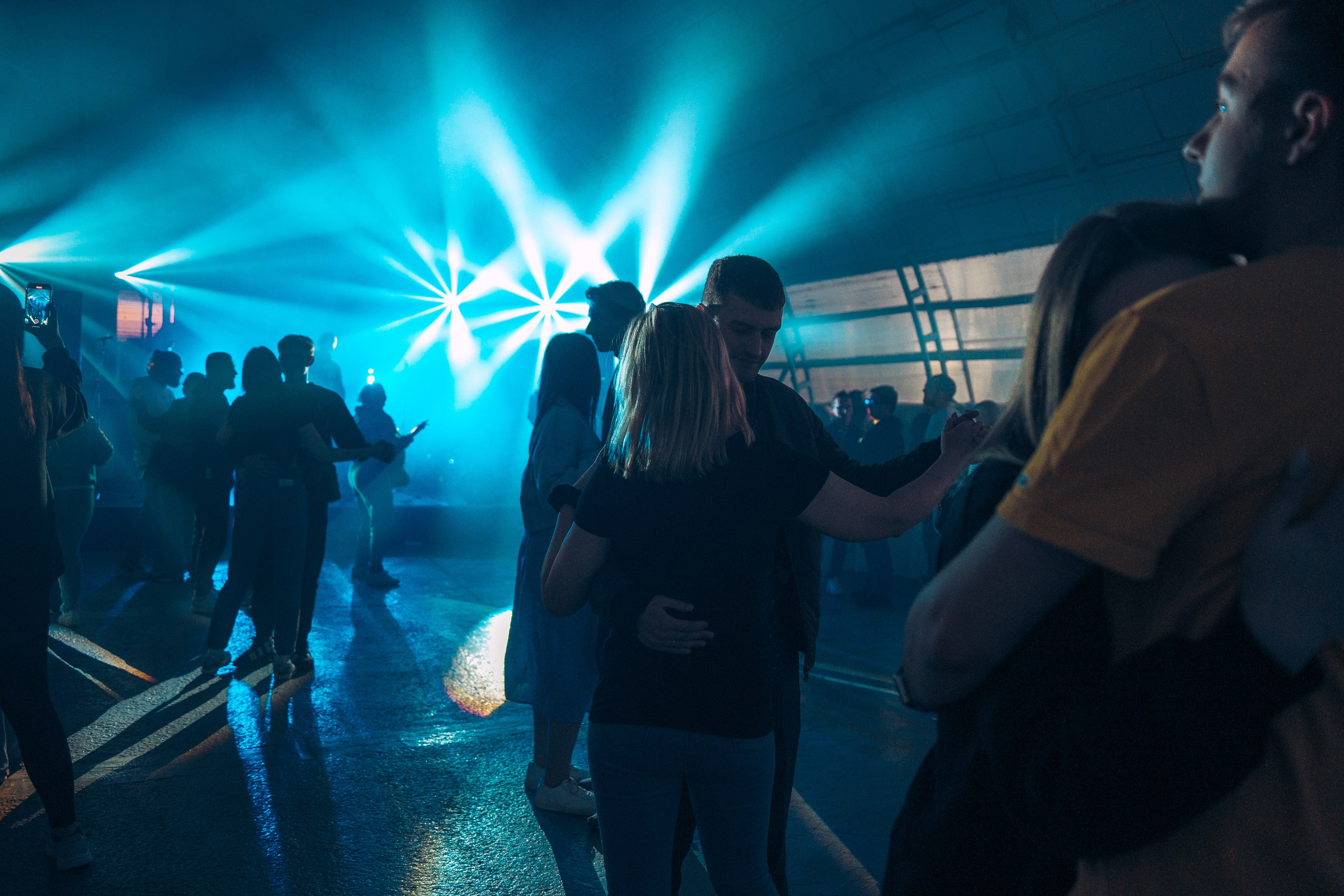 Фотография, сделанная во время профессиональной фотосессии. На ней изображена модель или группа людей в студии или на открытом воздухе. В кадре присутствуют студийное освещение и реквизит.