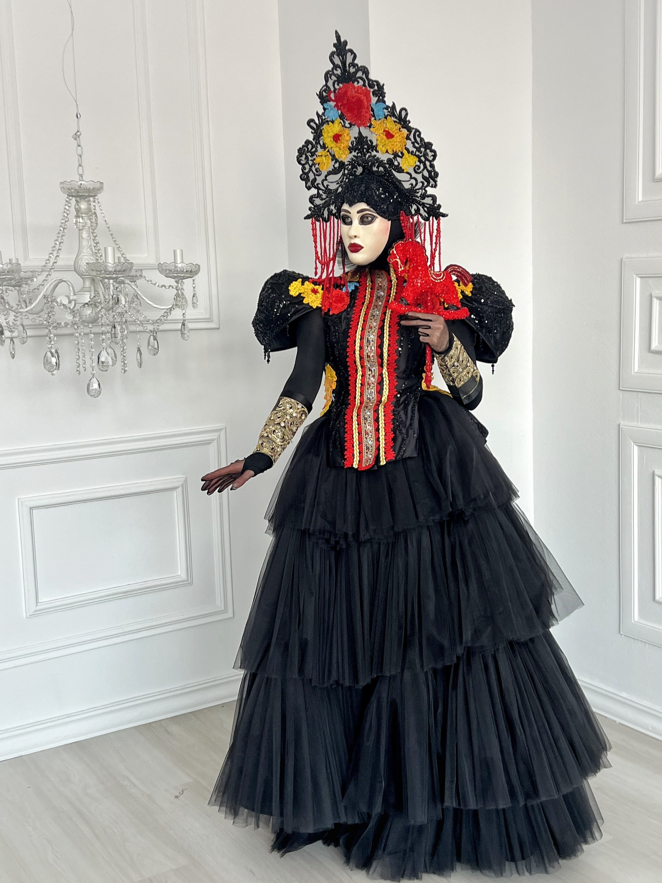 Артист в чёрном костюме в русском стиле. Мимы и Ходулисты на встречу гостей. Москва