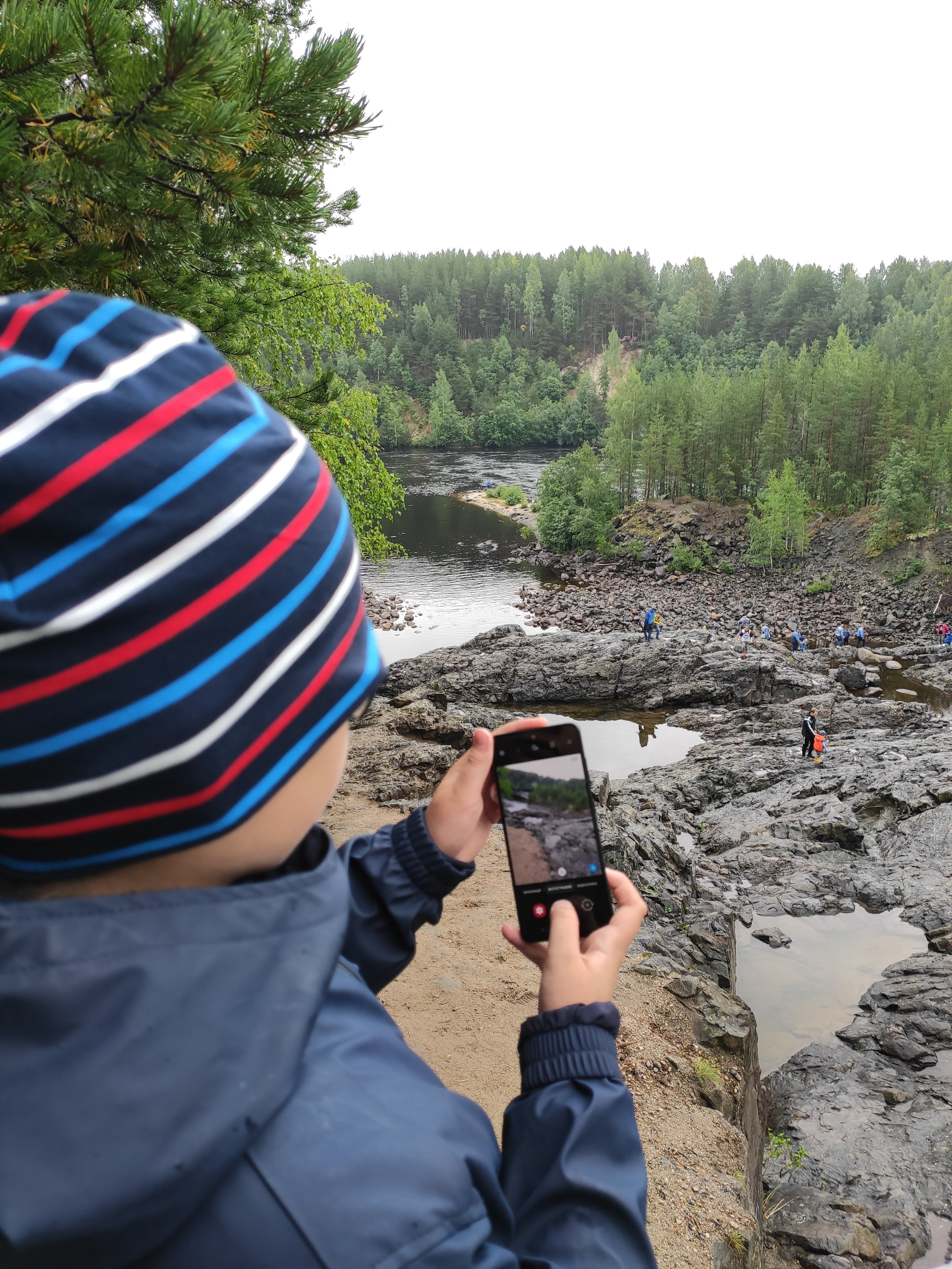 Долго был скрыт водами реки Суны, но строительство ГЭС рядом осушило его. 