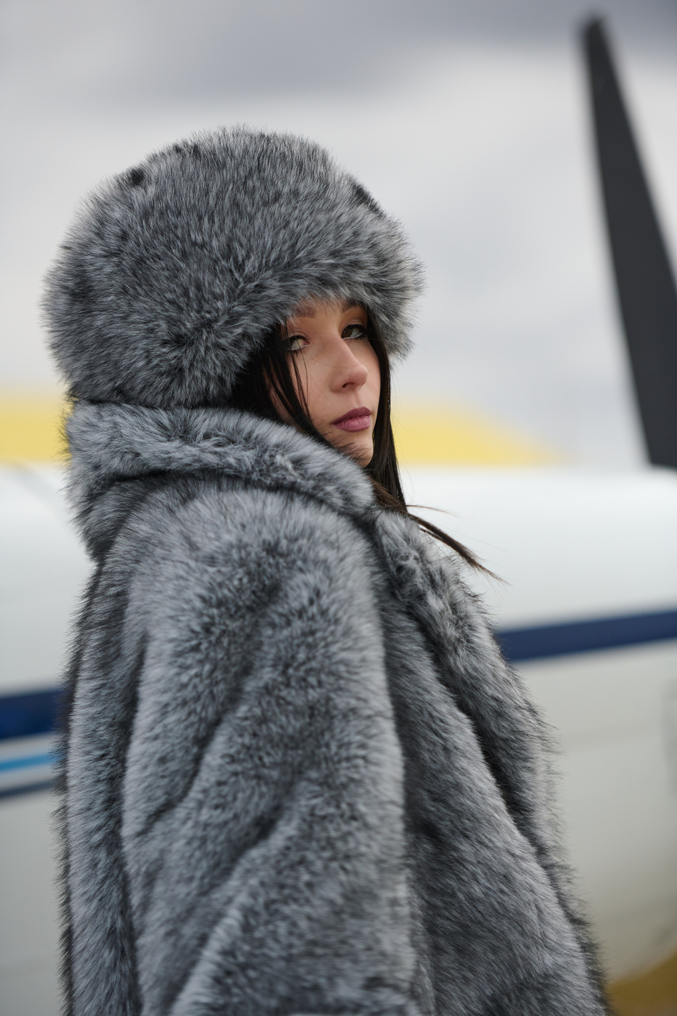 Фотосессия моделей в шубах на аэродроме. Репортажный и семейный фотограф — Шелихов Сергей