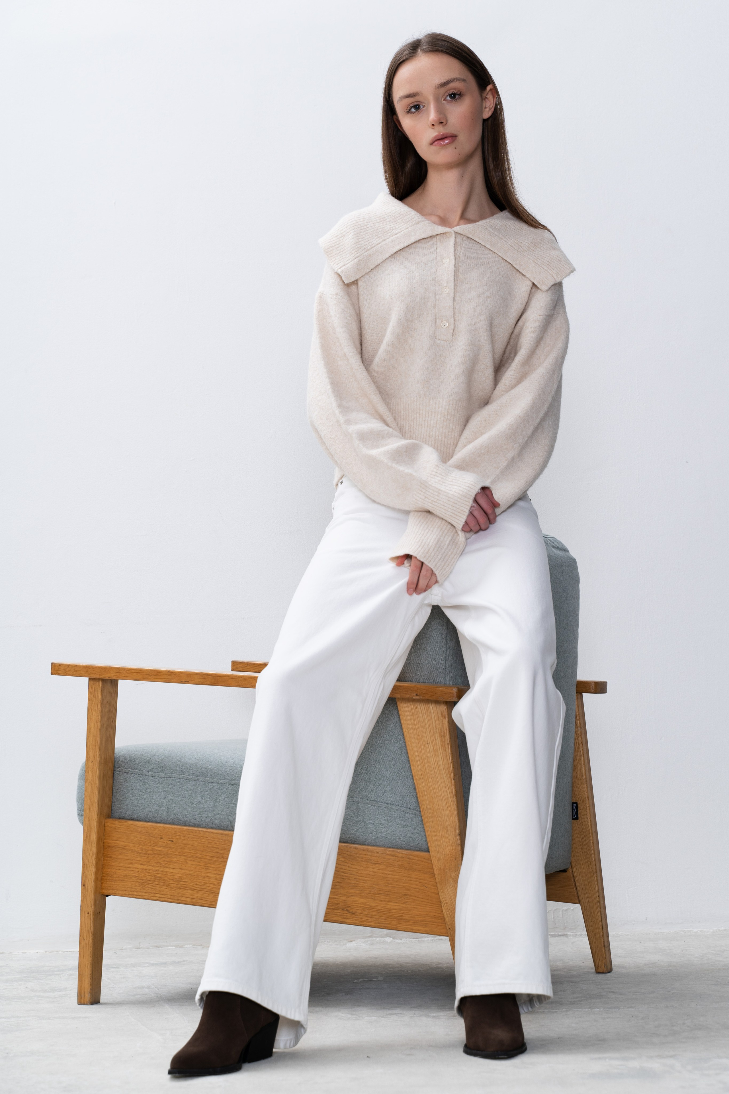 Лукбук у белой стены. Главная