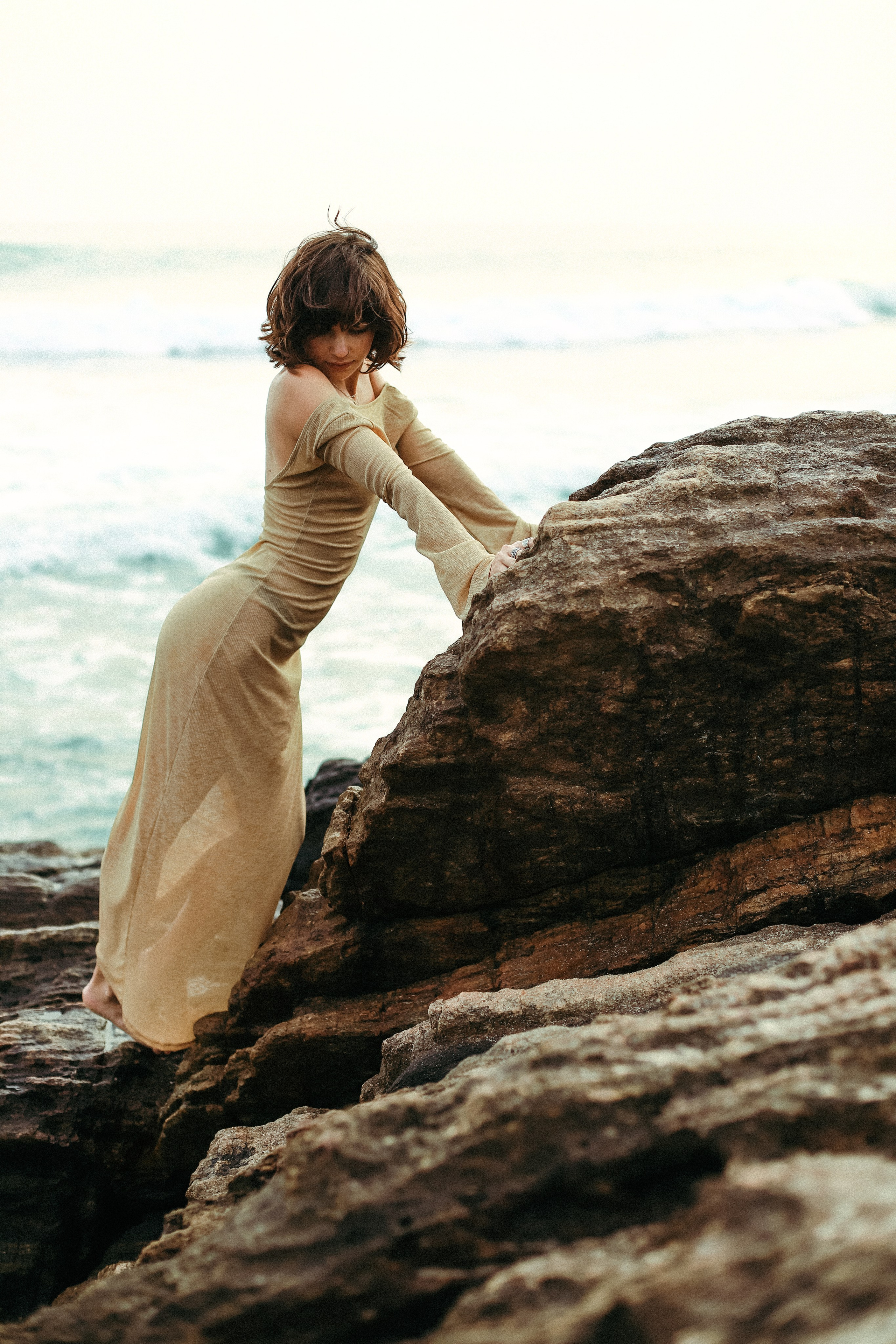 Эстетичные кадры на закате: девушка в прозрачном платье на камнях у отеля Naomi Beach | Нюд-фото. Фотограф на Шри-Ланке