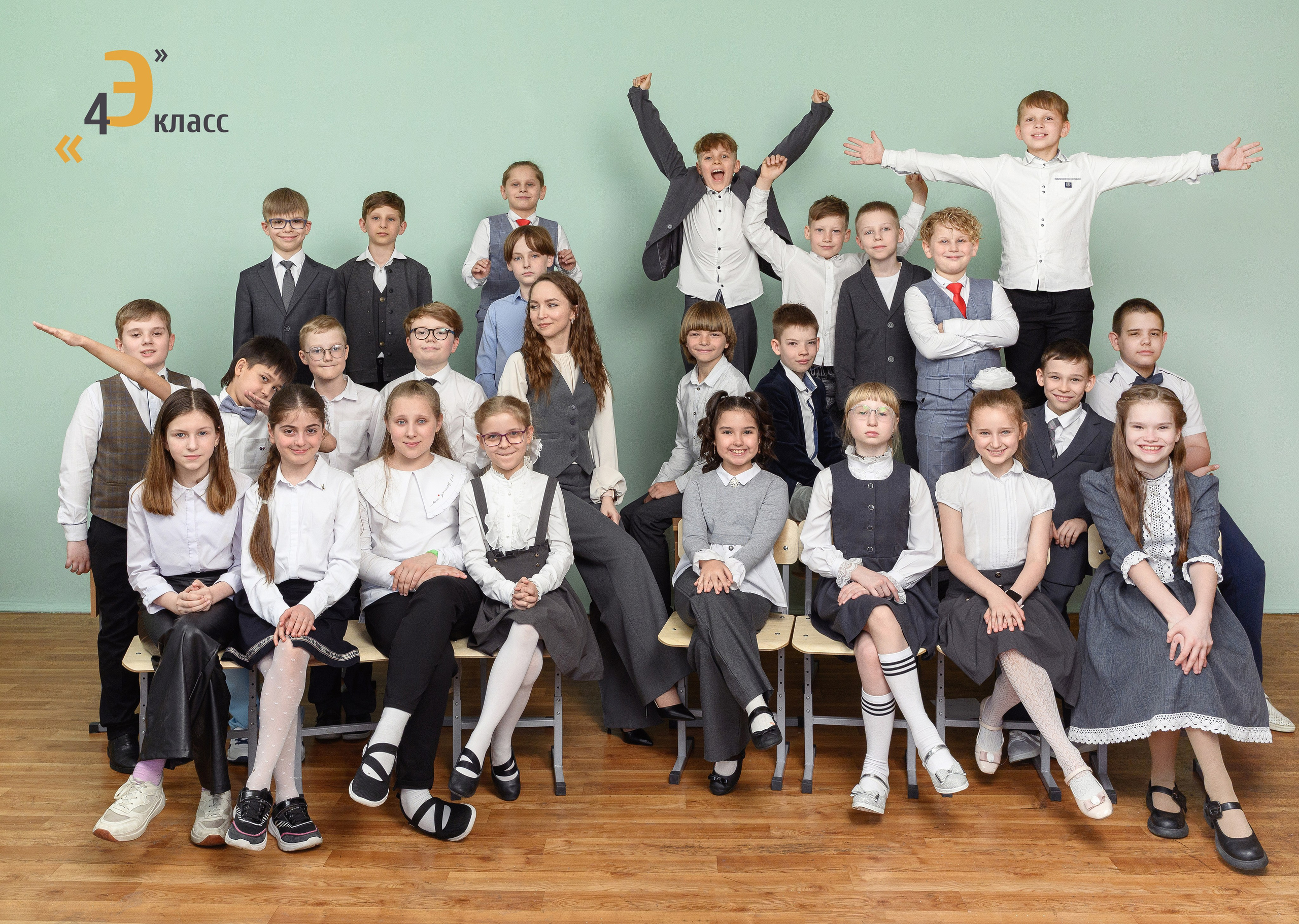 Разворот фотокниги: общая фотография класса в кабинете.