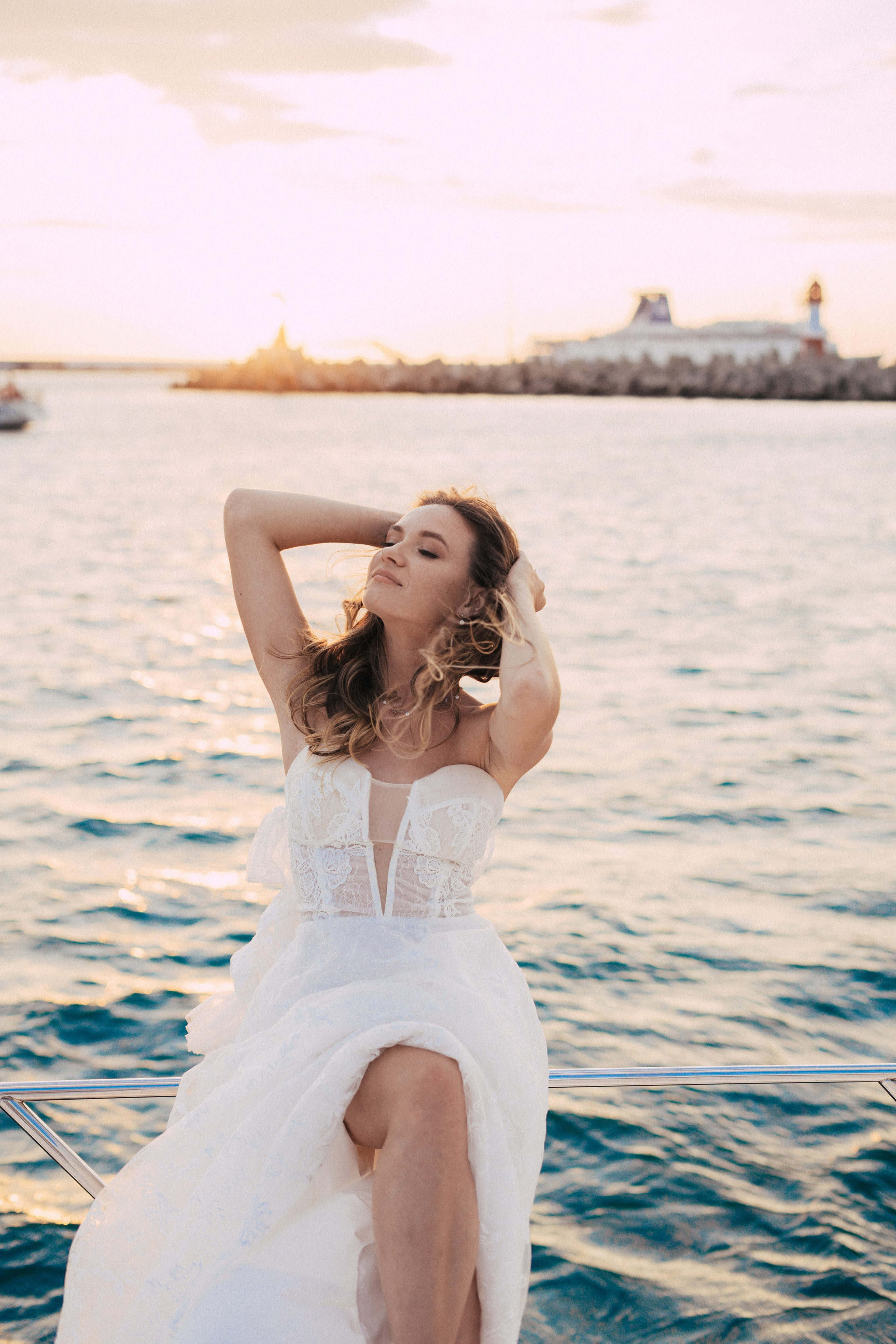 Невеста на яхте на закате