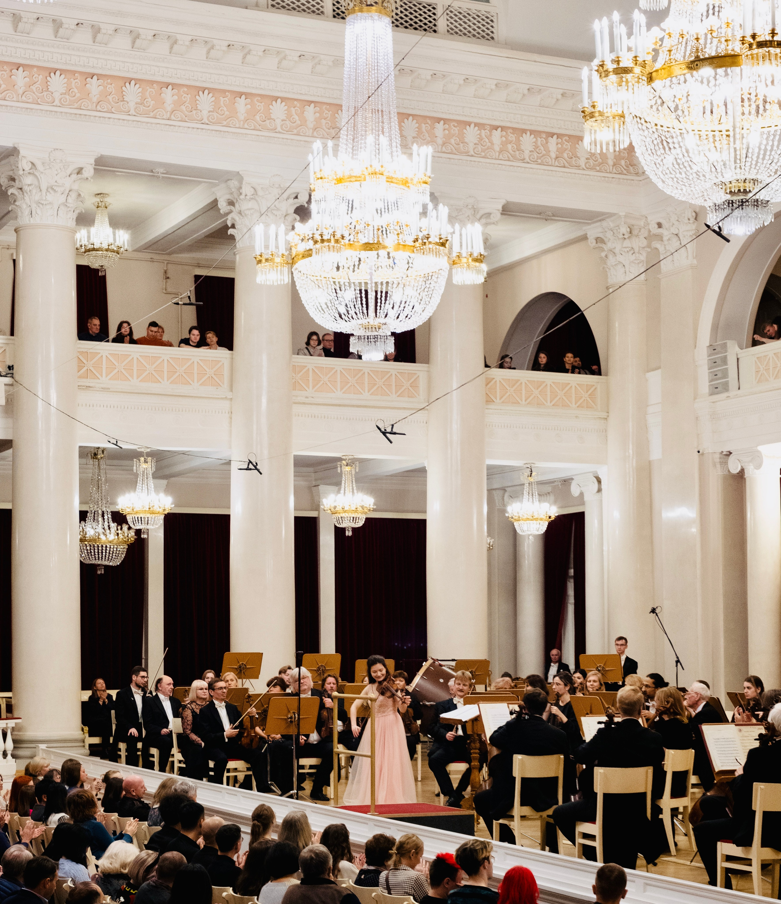 На сцене. Скрипачка Анна Савкина