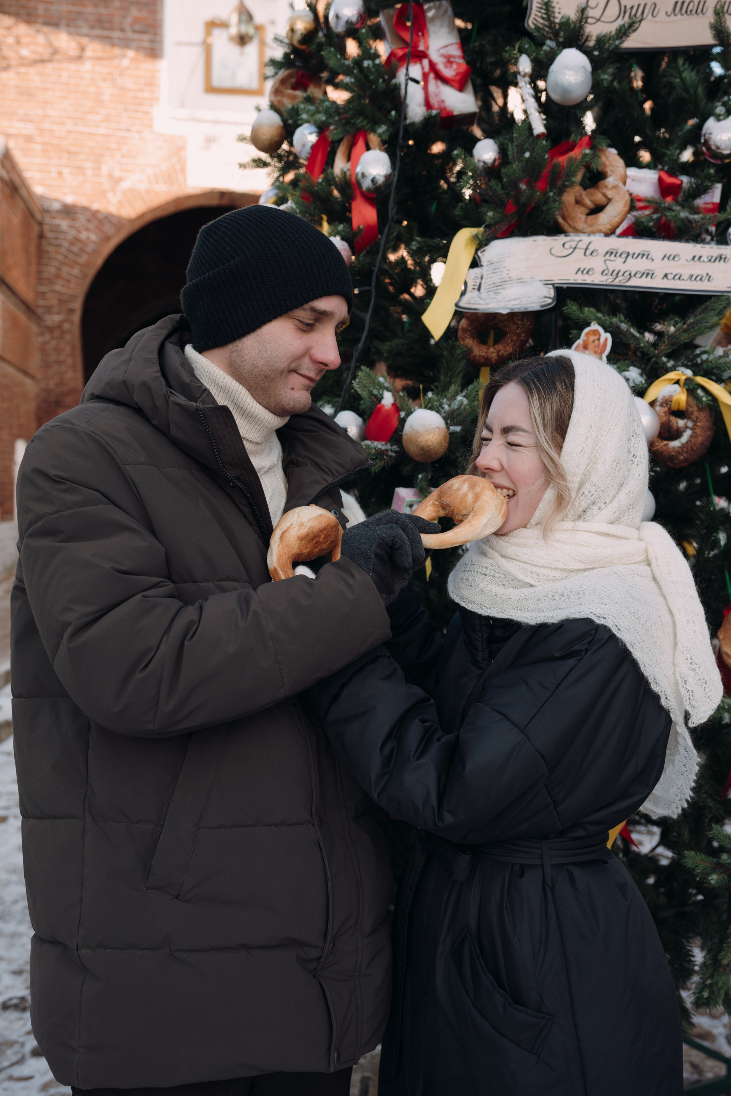 пара влюбленная ест калач в новогодней Коломне 