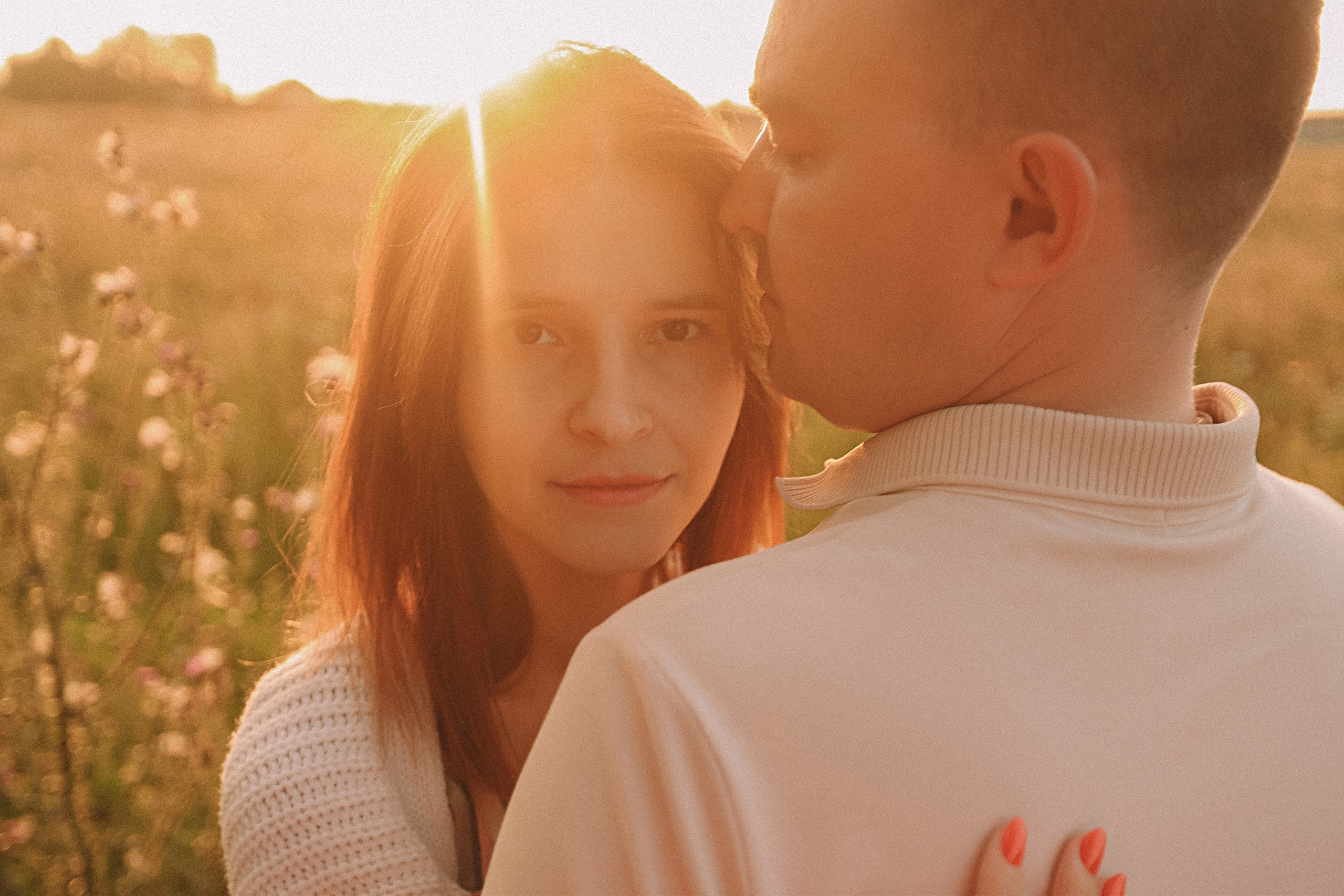 Поле love story на закате. Семейный фотограф Тюмень, фотограф на роды Салмина Мария