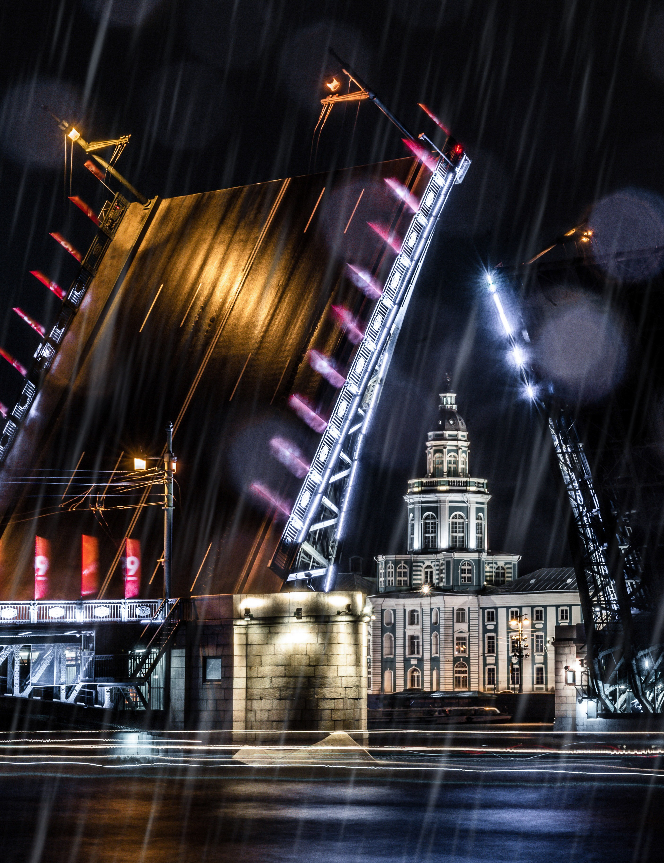 Разводной мост  под дождём, ночной Санкт-Петербург, Дворцовый мост, длинная выдержка, репортажный стиль, Мальцев Евгений.