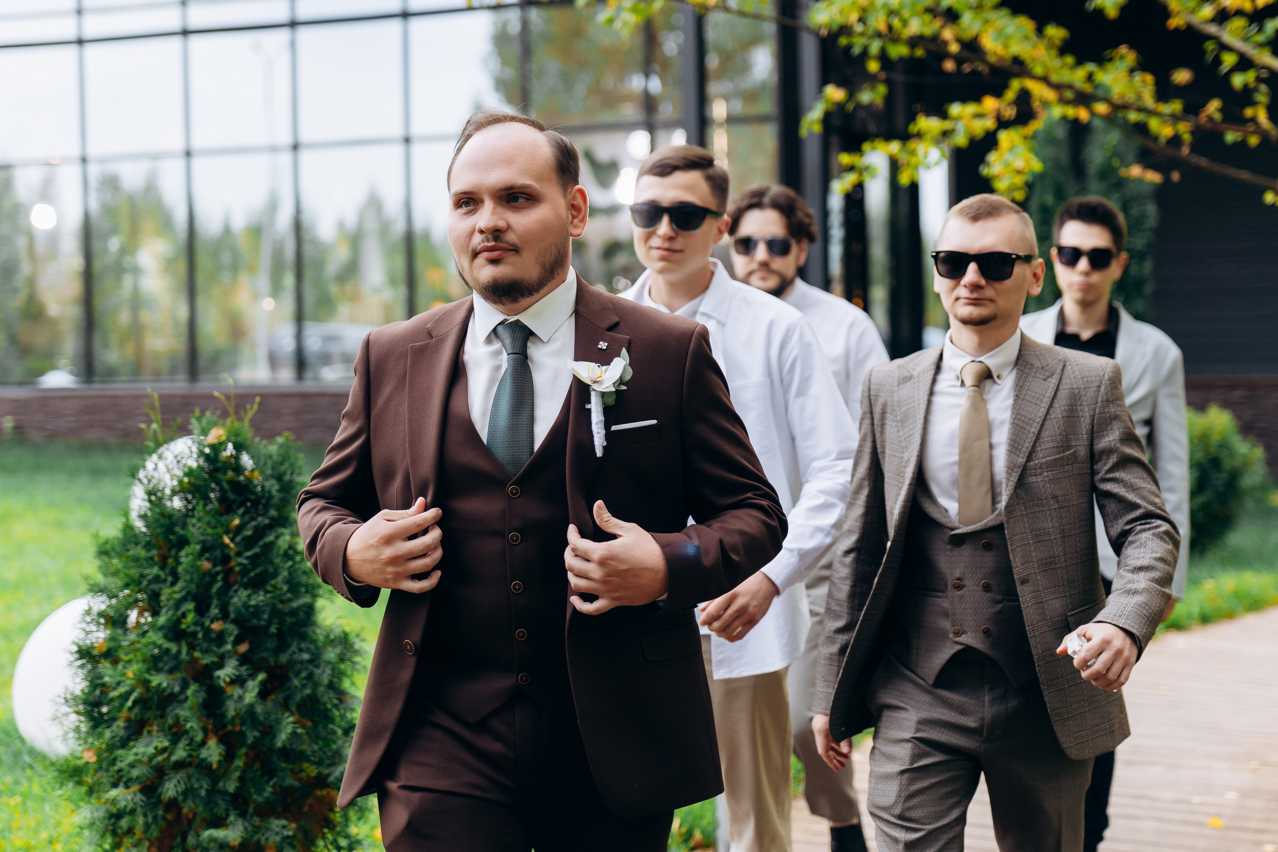 оригинальный выход жениха на регистрацию