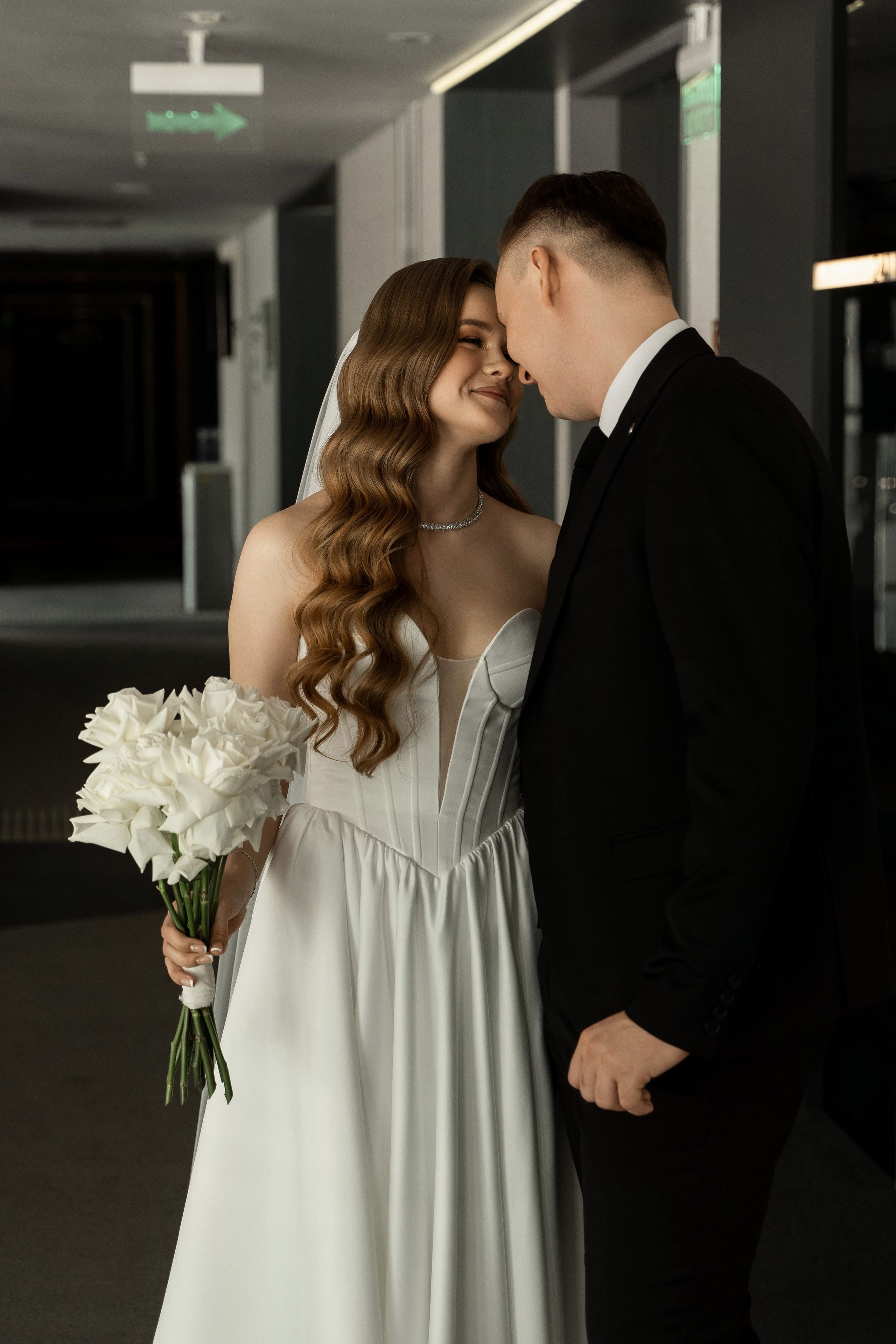 Свадебная фотосессия в Екатеринбурге, фотосессия у Оперного театра, сборы в отеле. Фотограф Татьяна Мамонтова