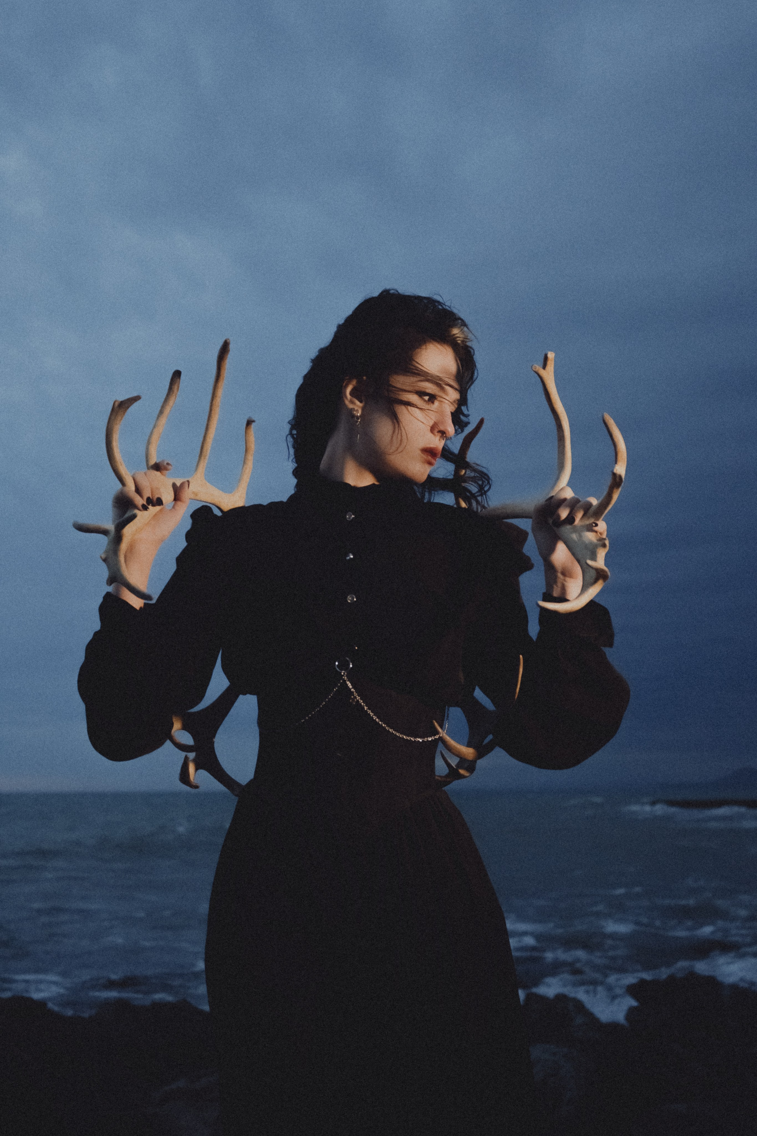 Съёмка у моря с оленьими рогами