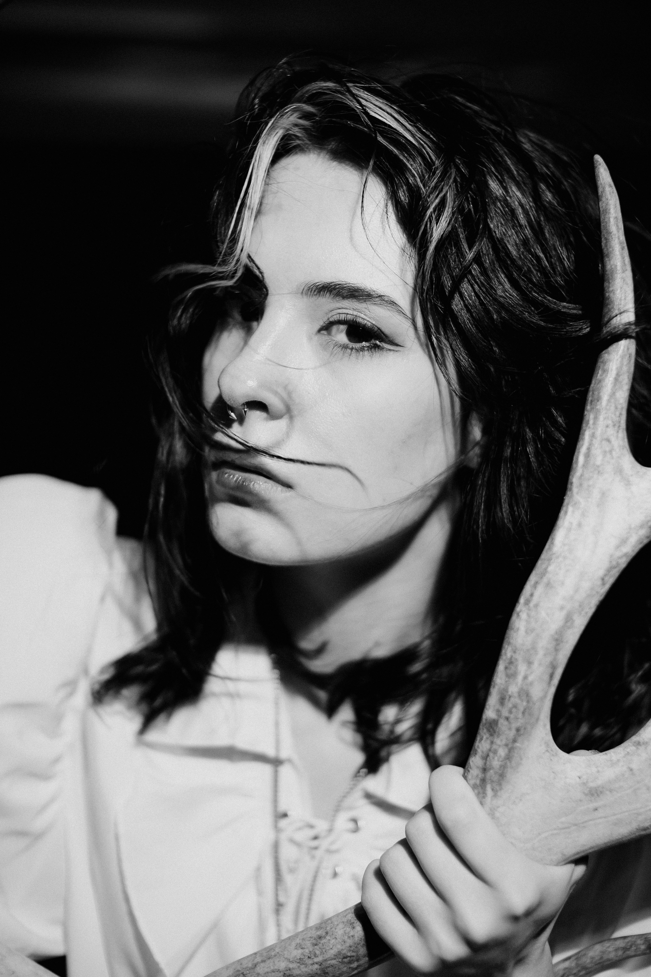 Съёмка у моря с оленьими рогами