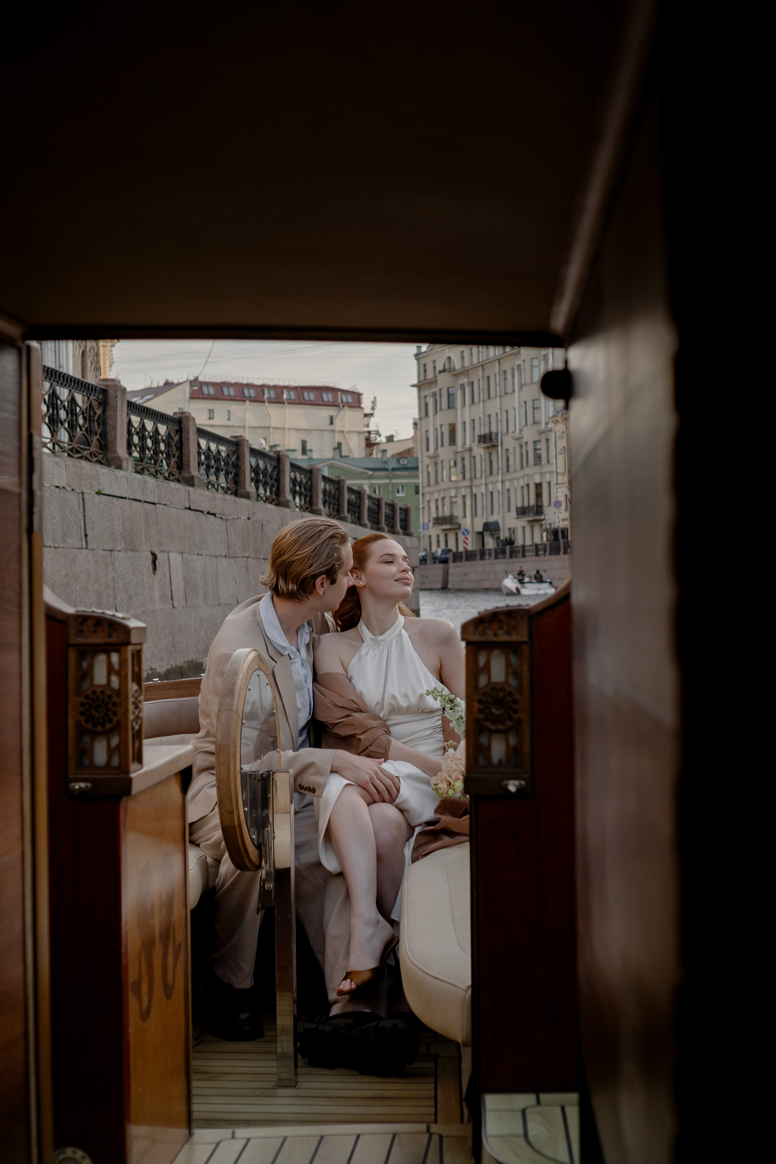 СВАДЕНБНАЯ СЬЕМКА НА КАТЕРЕ ПО КАНАЛАМ САНКТ-ПЕТЕРБУРГА И В АКВАТОРИИ НЕВЫ. Профессиональный фотограф, Санкт-Петербург — Виктория Богомолова