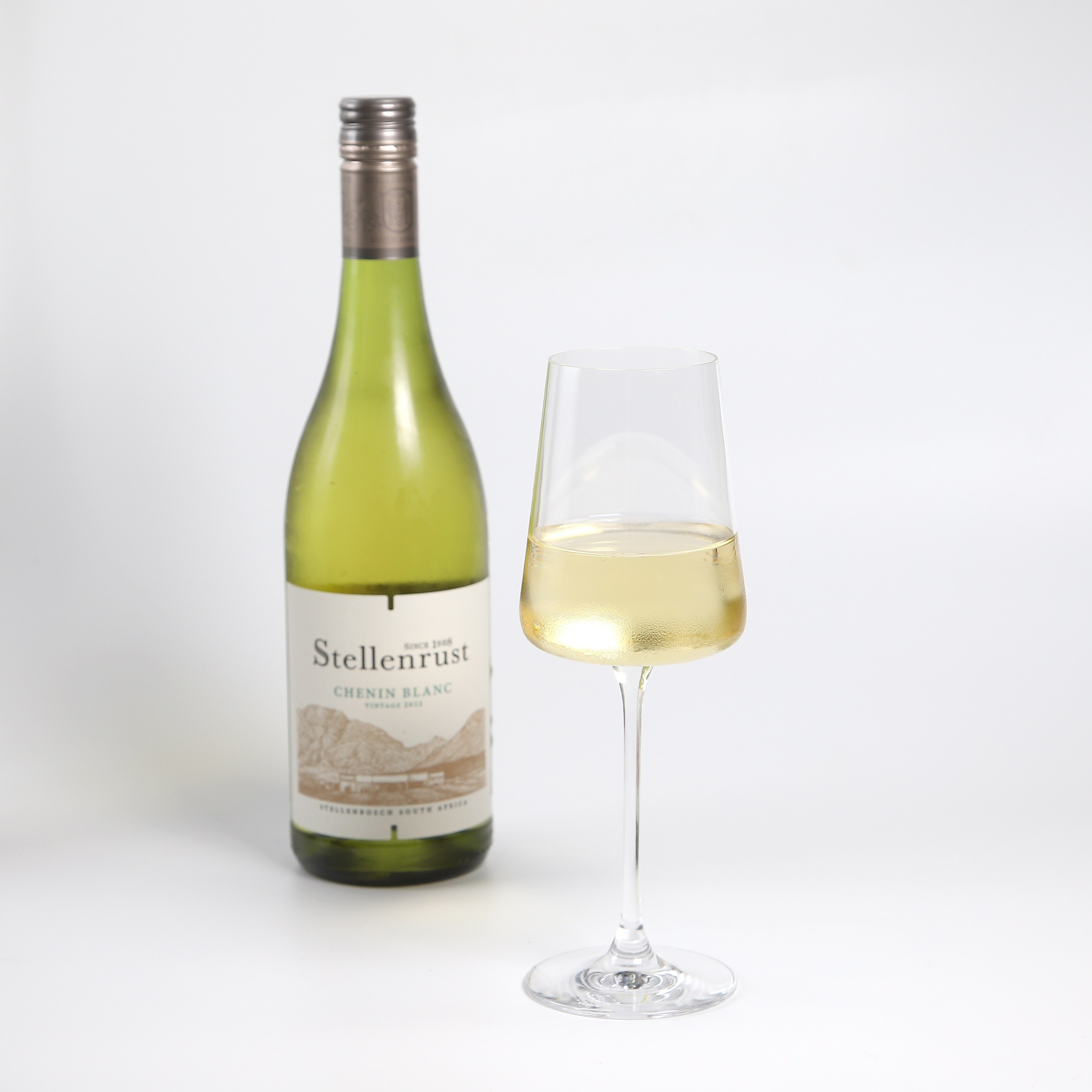 Фуд-фотография белого вина Soellner и бокала.