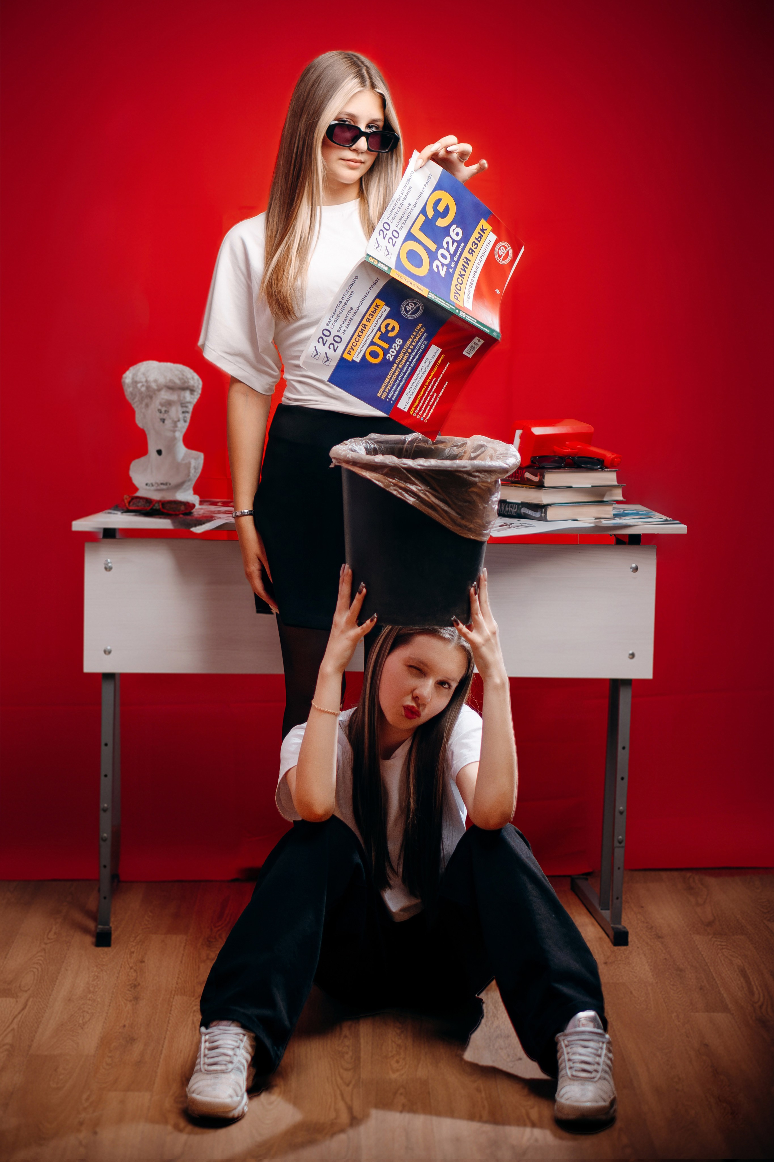 Рушим шаблоны о школьной фотографии!Мелбук. - это современный подход к созданию ярких и современных выпускных альбомов в Хабаровске и Хабаровском крае!Работаем по всему Дальнему Востоку!Наша творческая студия проводит красивые, смешные и классные фотосессии, которые подойдут для мальчиков и девочек,которые учаться в 4, 9, 11 классах.Наши макеты содержат цитаты, фото, фразы, прикольные росписи, которые мы размещаем в дипломе выпускника.Заказать выпускную книгу в городе Хабаровск, настолько же важно, как выпускная песня и выпускная лента на торжественный праздник.Дизайнер наших книг живет в СПБ, а ваши альбомы печатаются в Москве.Посмотрите наши работы на сайте, которые изготовил наш фотограф на Дальнем Востоке в 2024 - 2025 году.На нашем сайте размещены шаблоны, информация, цена и трудовой договор.