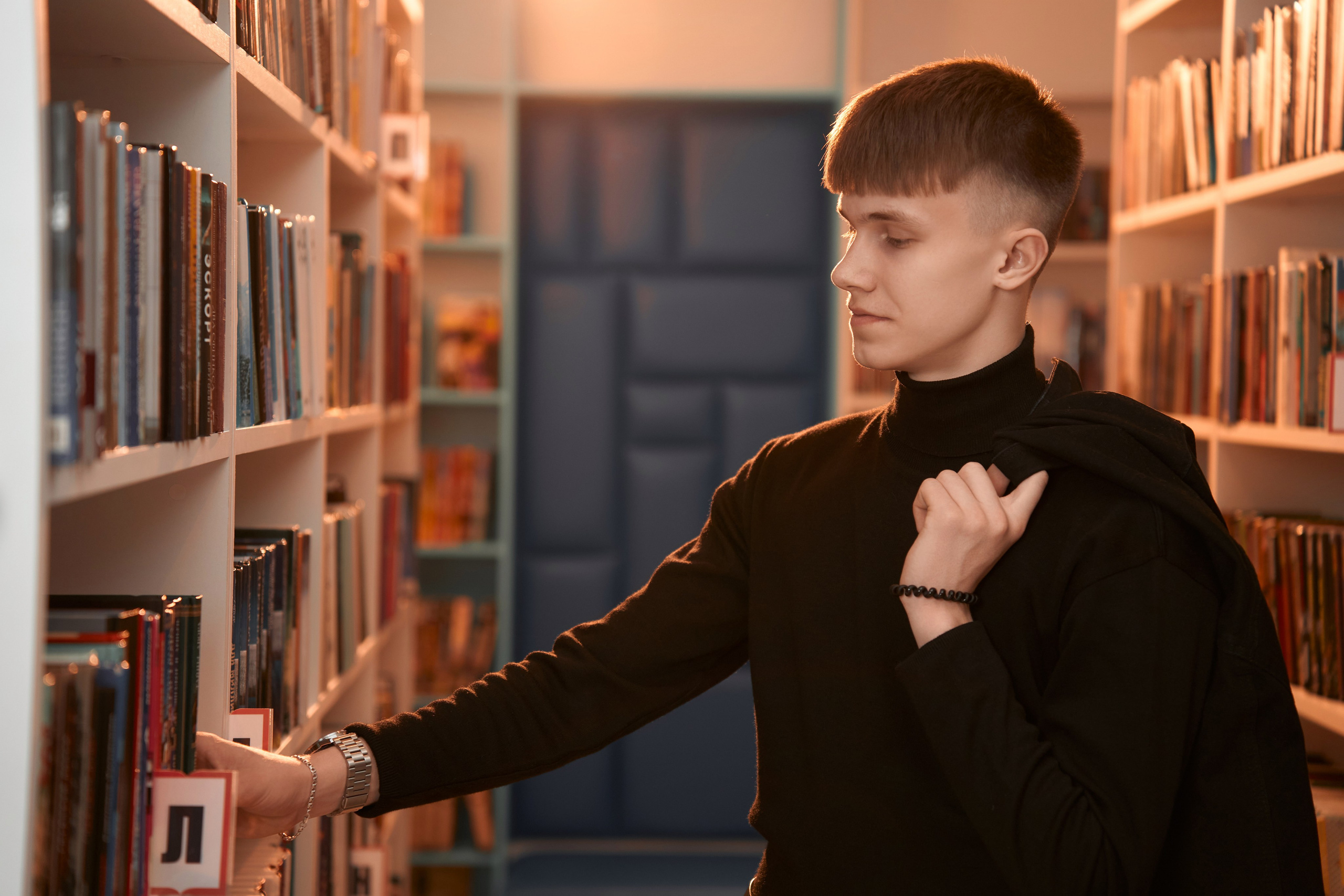 Артём в библиотеке. Фотограф и видеограф Павел Серобабов