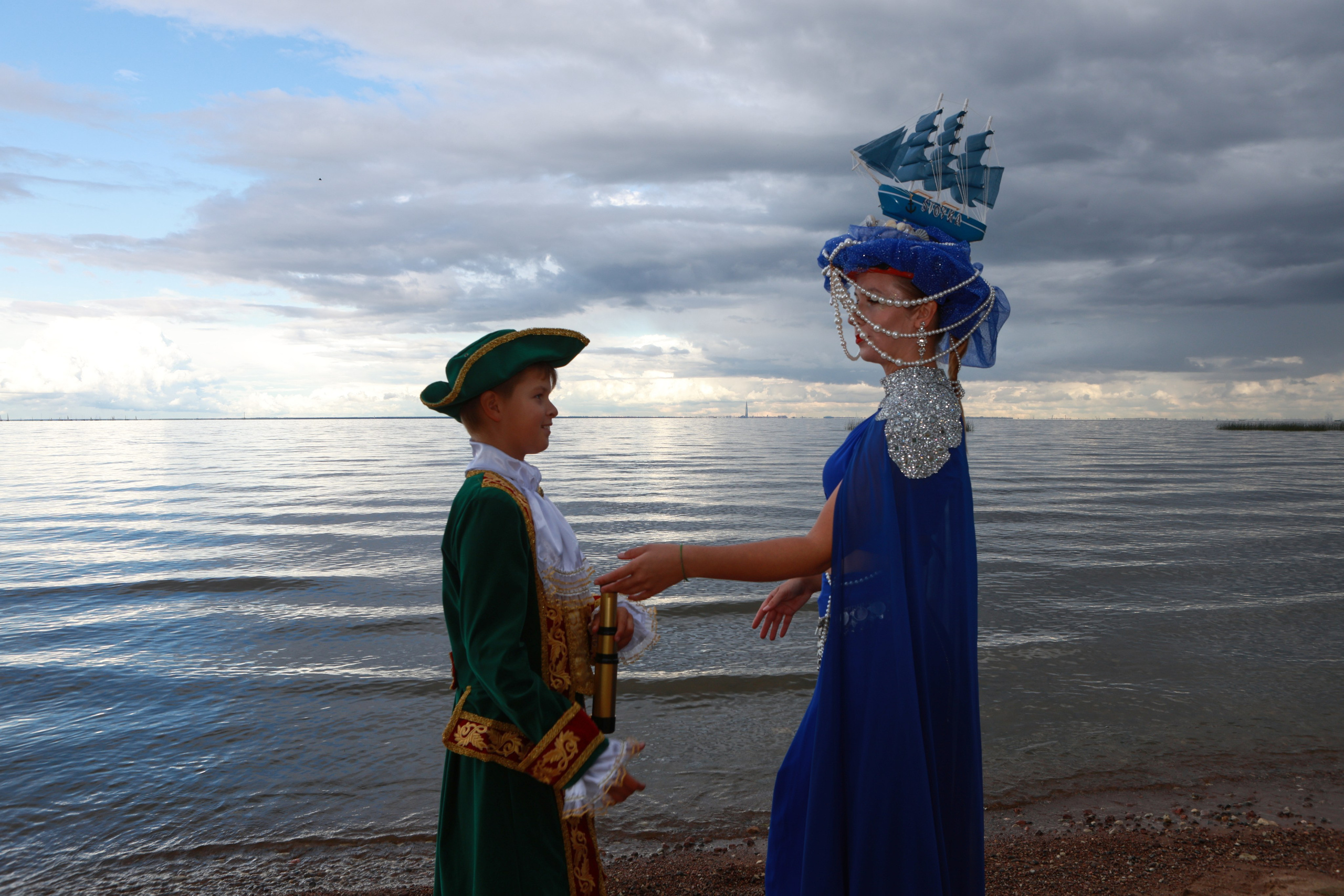 Удивительная семейная съемка в костюмах морской тематики ждет вас на живописном побережье Финского залива в северной столице. Насладитесь волшебством золотого часа и получите незабываемые кадры на фоне роскошных закатных красок Санкт-Петербурга!