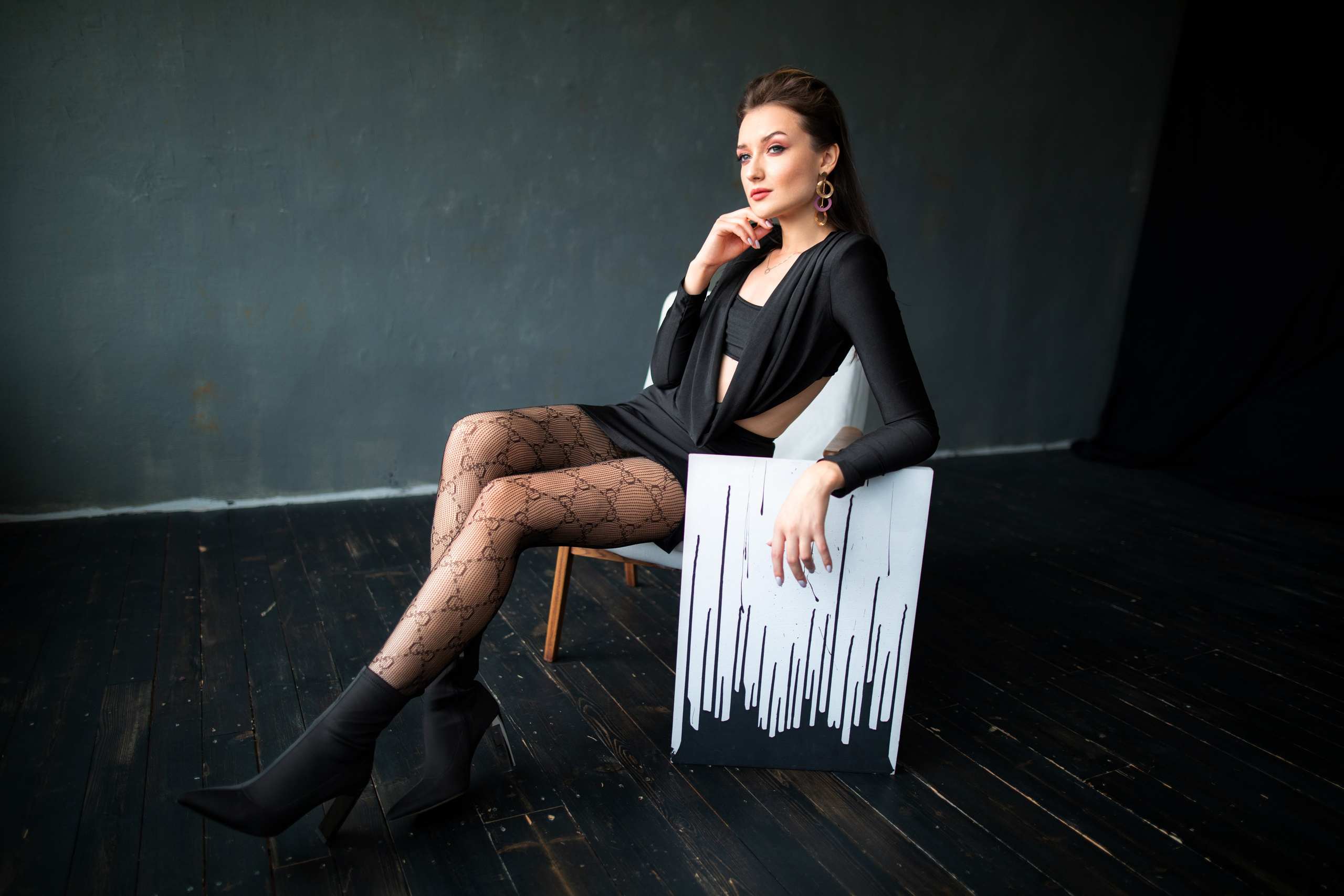 Студийный фотосет с Анастасией в минимальном интерьере в формате для «себя»