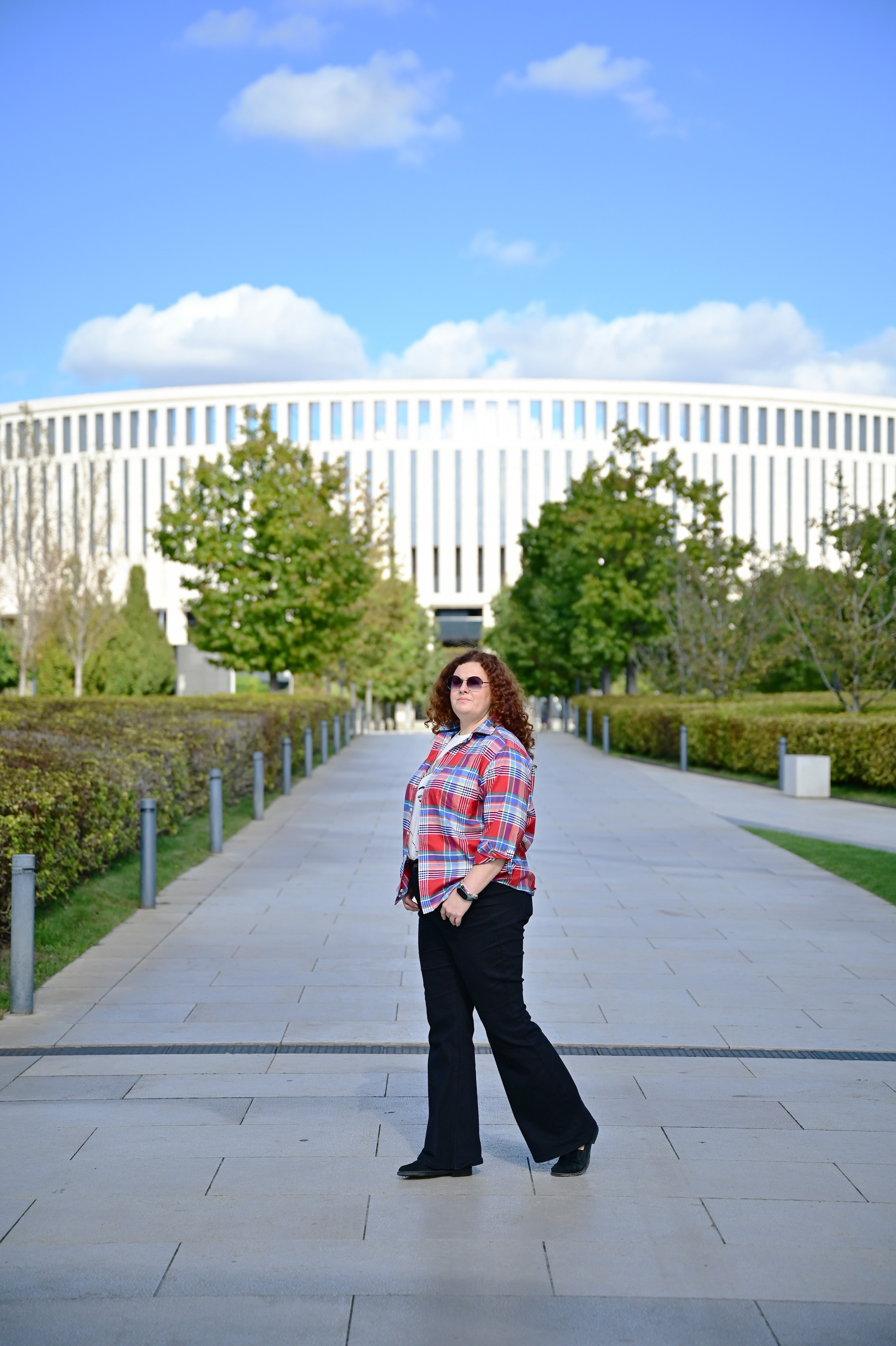 Фото девушки на фоне стадиона "Краснодар" в парке Галицкого