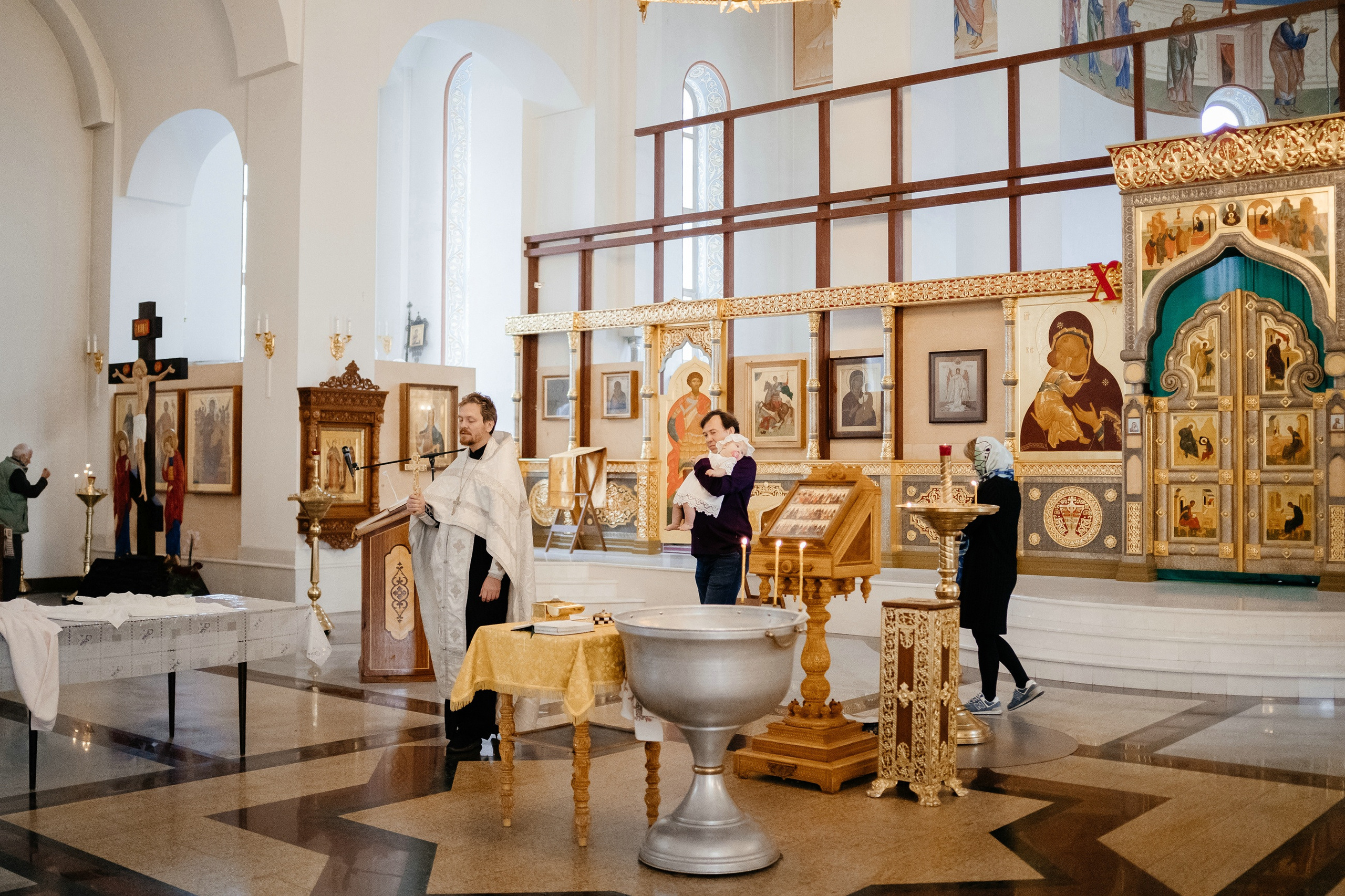 Фотосессия крестин девочки в церкви.