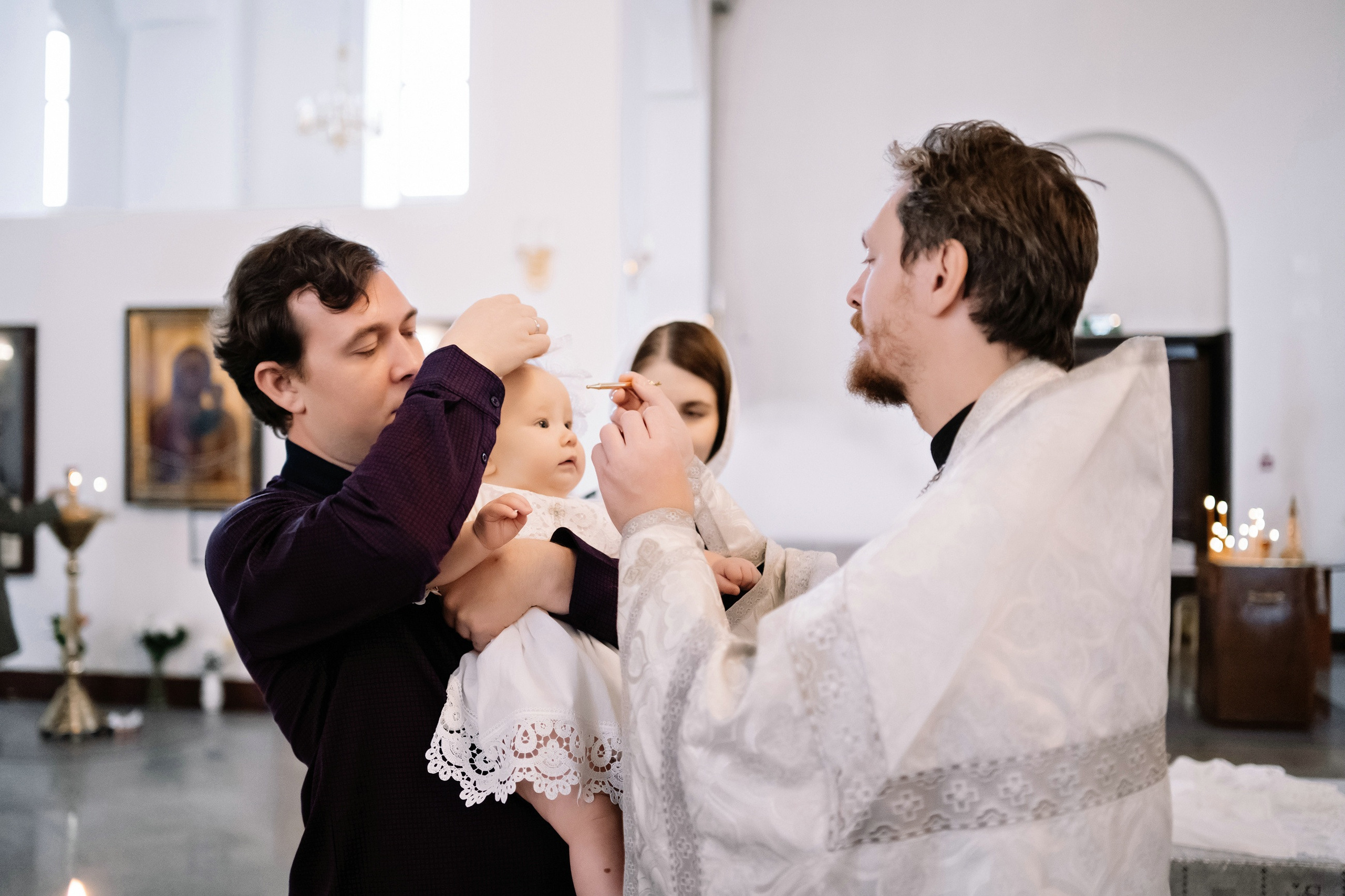 Церковное крещение ребенка.