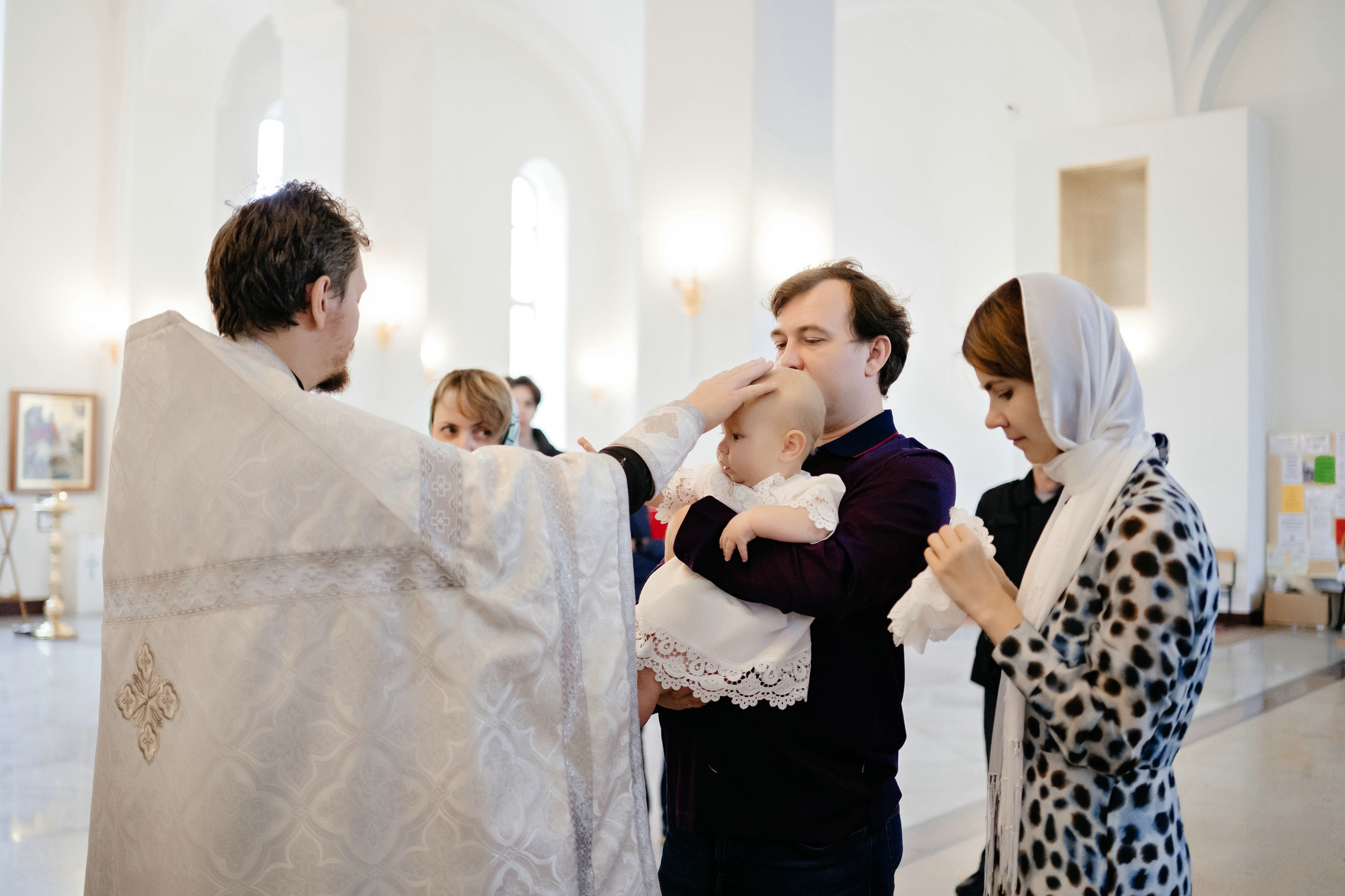 Фотосъемка таинства крещения в храме.