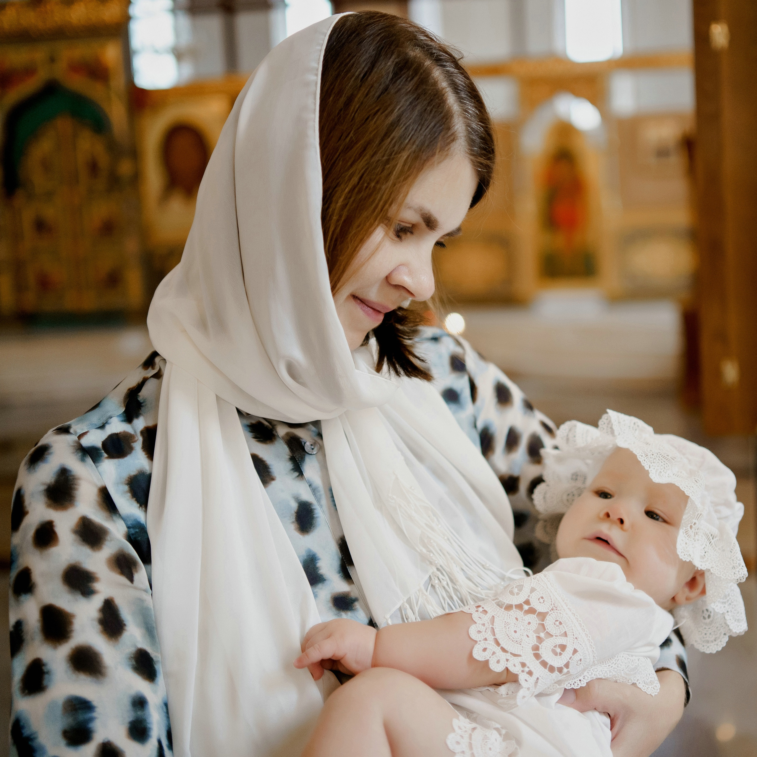 Мама на крестинах в церкви.