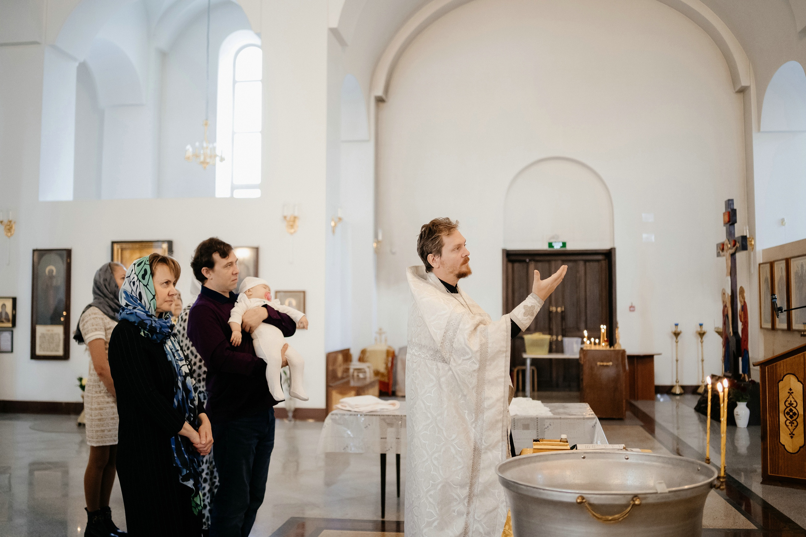 Таинство крещения ребенка.
