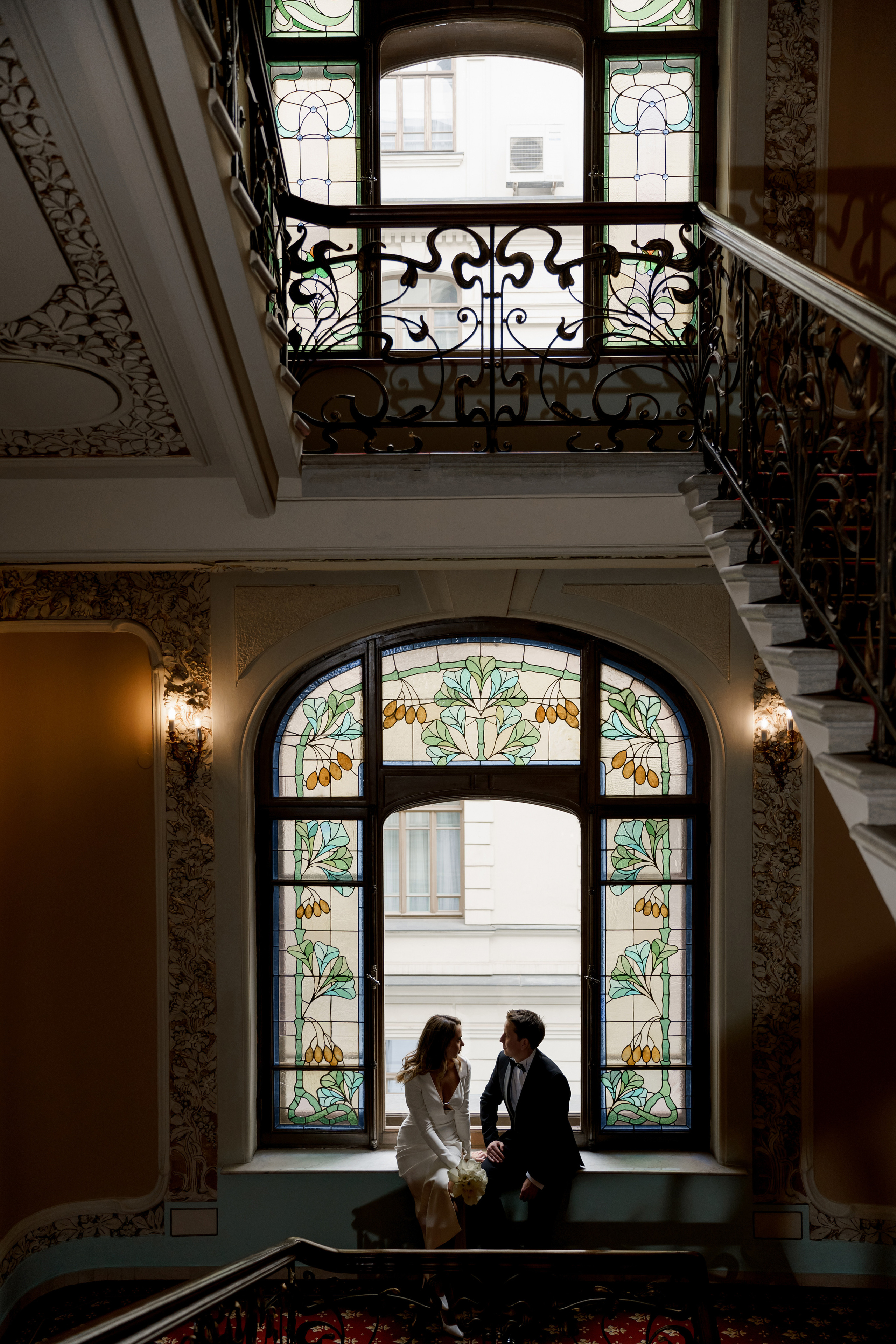 Свадебные фото на лестнице гостиница Националь