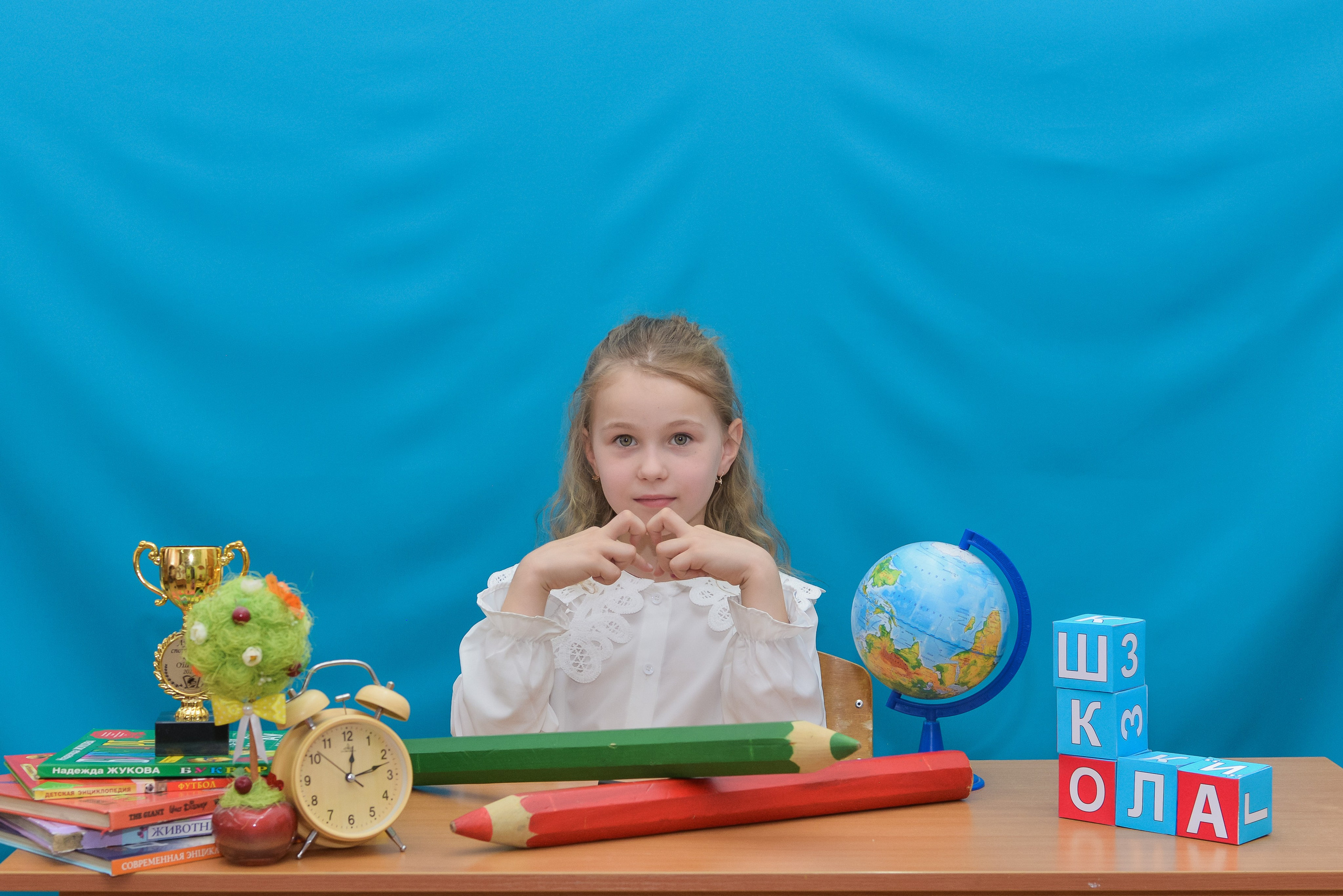 Первоклашки на синем фоне. Детский и школьный фотограф в Костанае Рабига Сейткенова