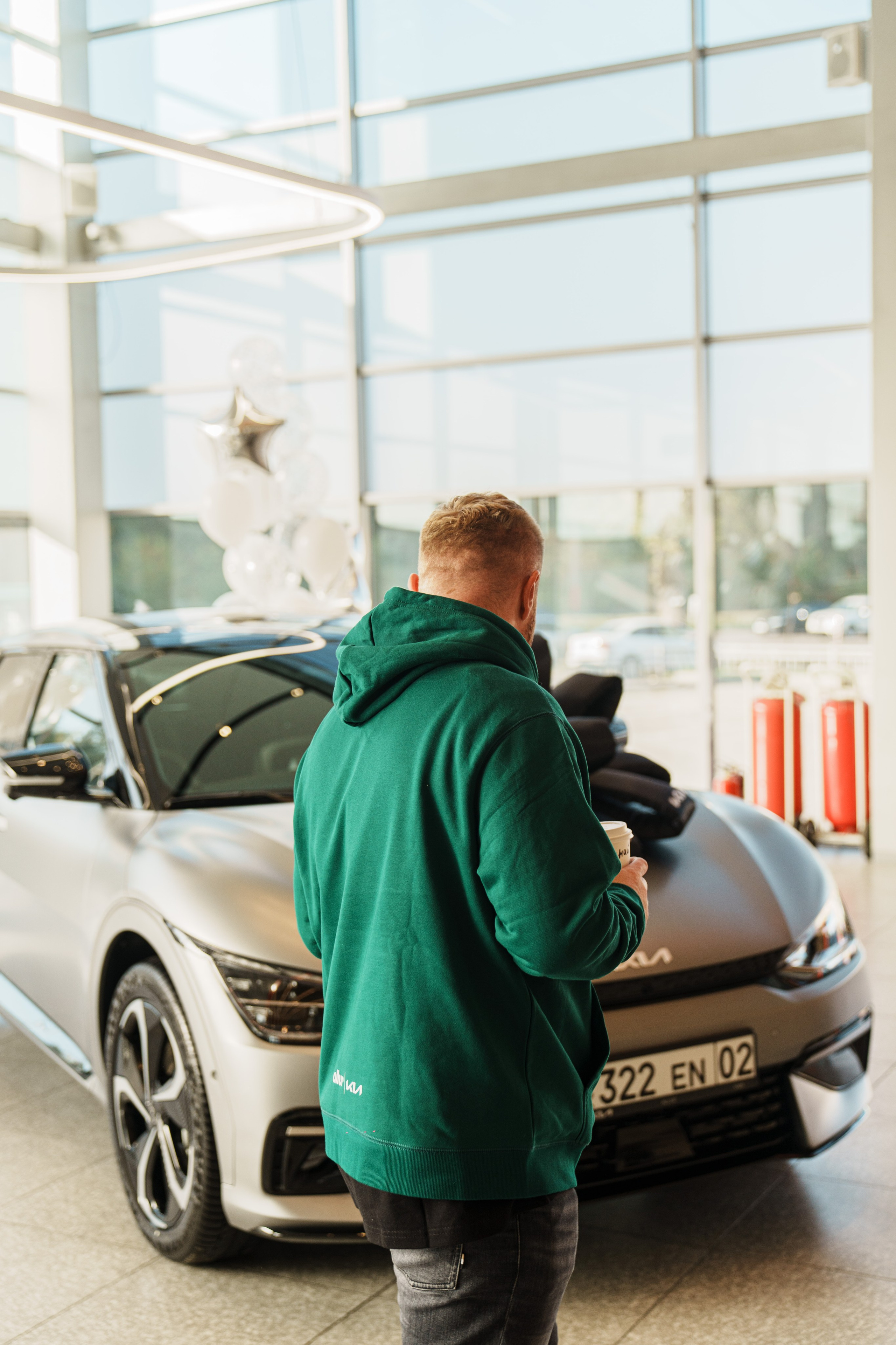 Kia EV6 Вручение Евгений Чебаткову. Фотограф TAULAN_1