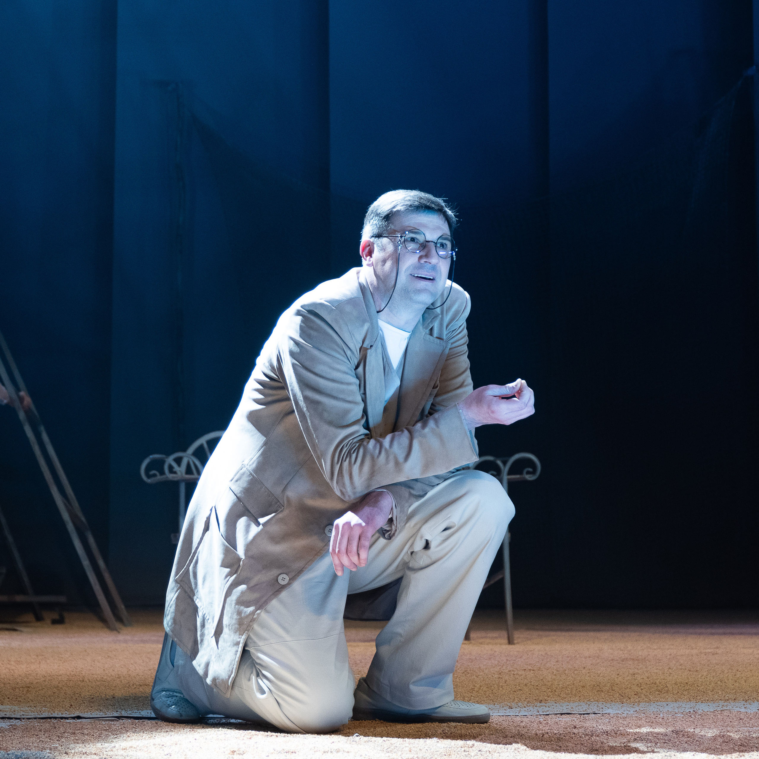 Актёр Герман Загорский в роли Павла Федорович Протасова. Фотография спектакля.