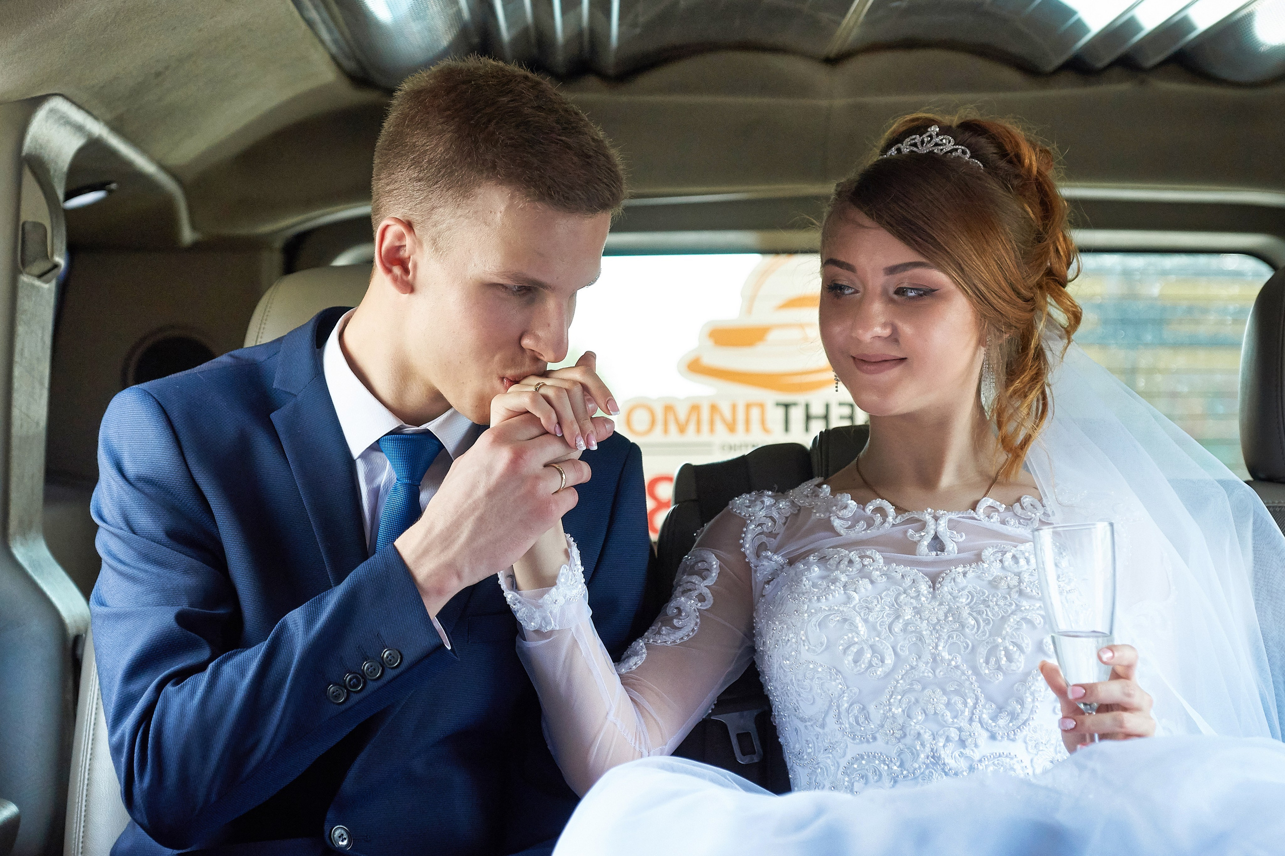 Жених и невеста в лимузине.