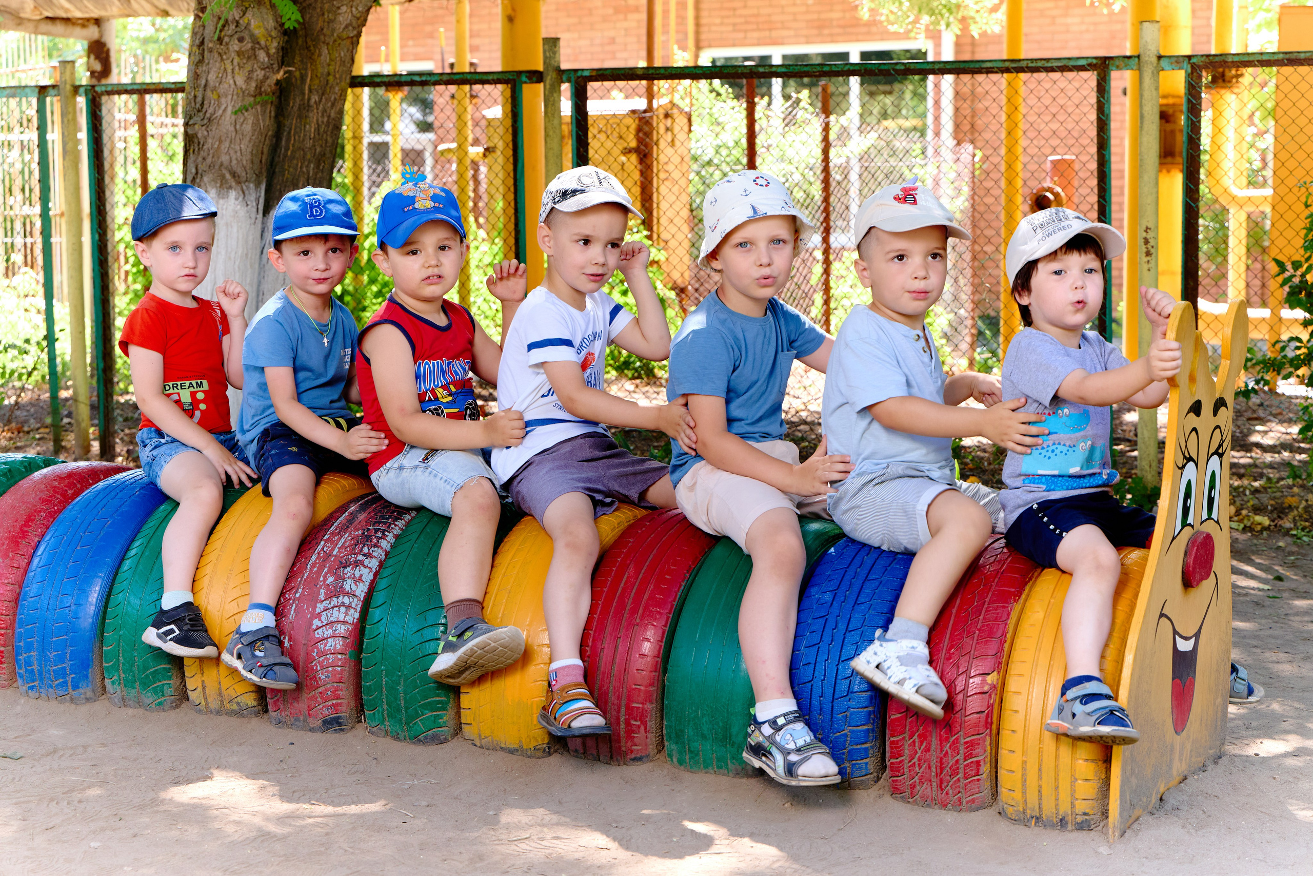 Пример летней съёмки в детском саду № 92 младшая группа Ромашки. Фотограф Выпускные альбомы Таганрог Сергей Коробченко
