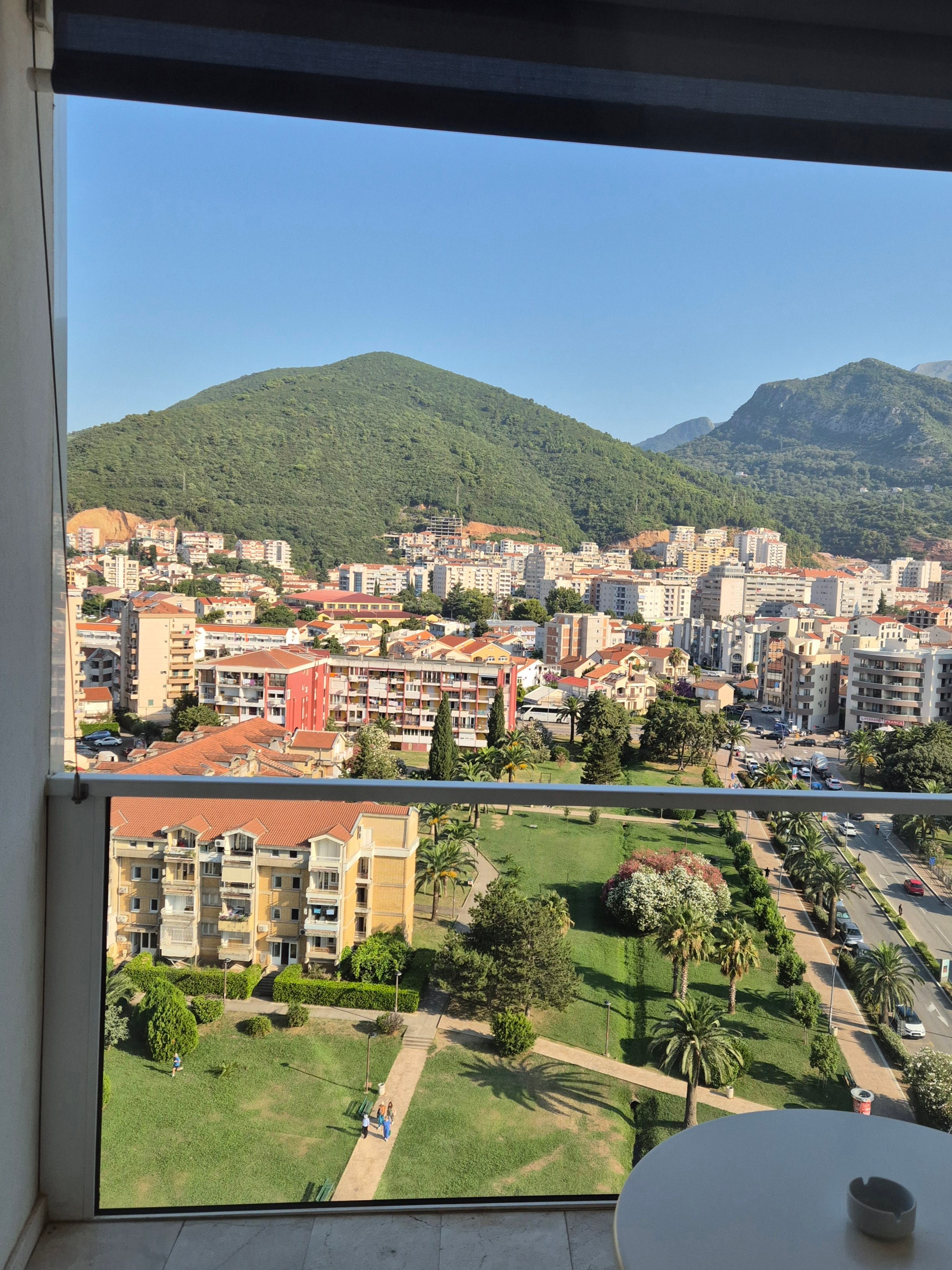 Жили в высотном здании, сильно выделяющемся в облике города с моря. 