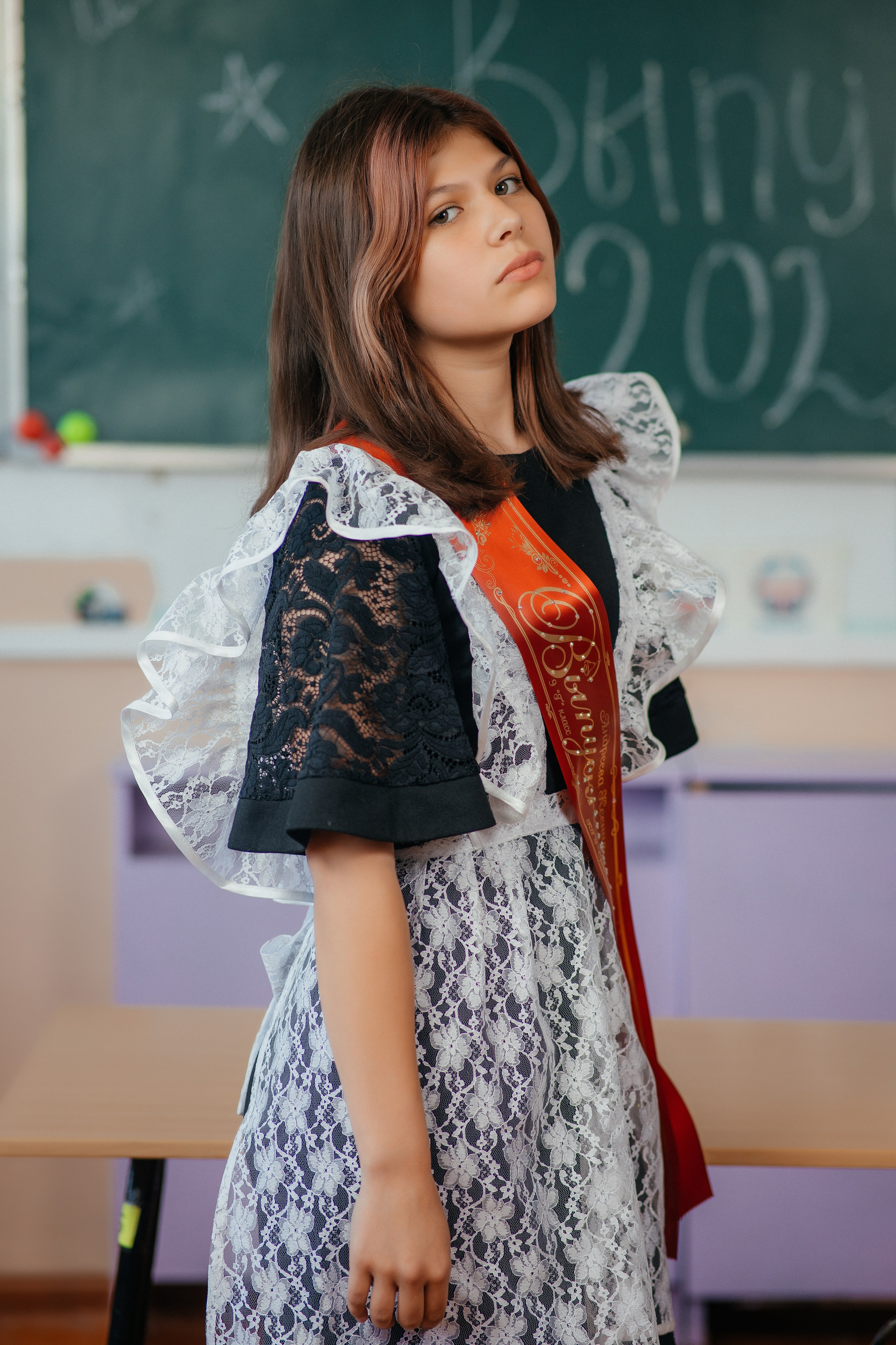 Выпускница в школьной форме на фотосъемке для выпускного альбома г. Усть-Каменогорск