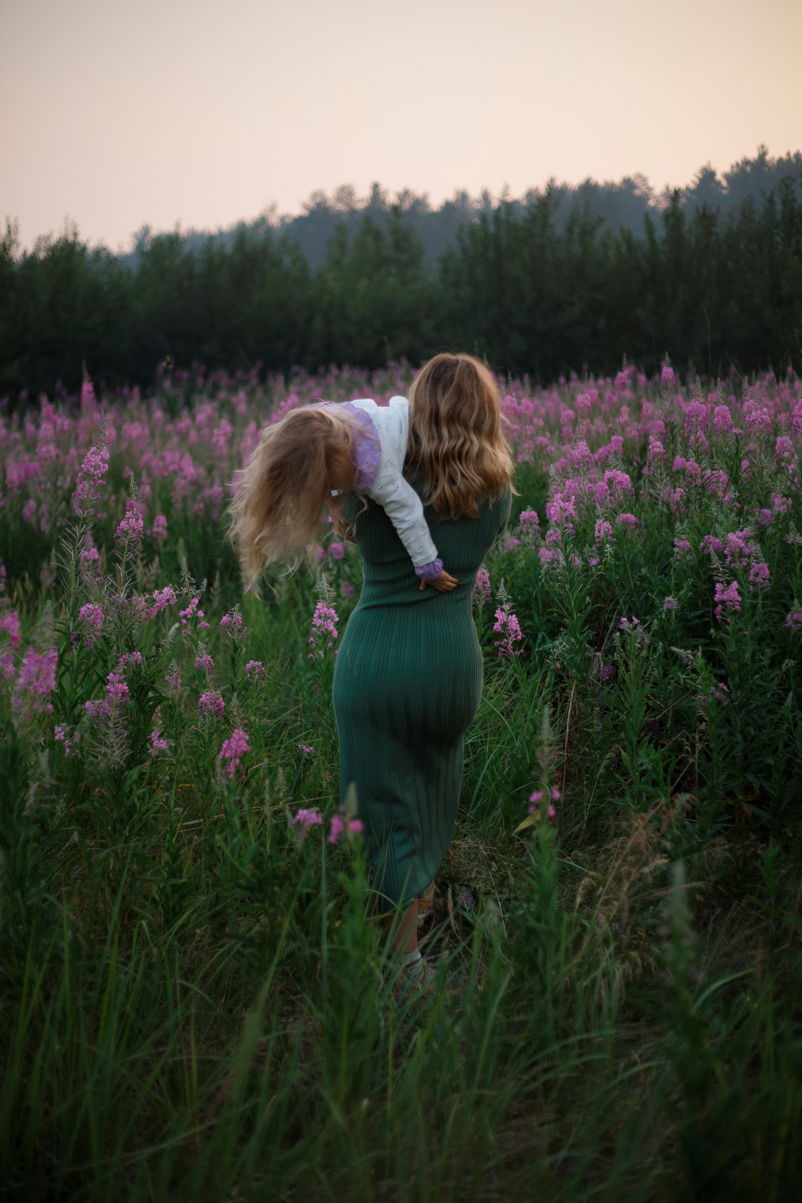 Семейная фотосъемка в поле летом 2023. Марина Рерих — портретный фотограф в Екатеринбурге