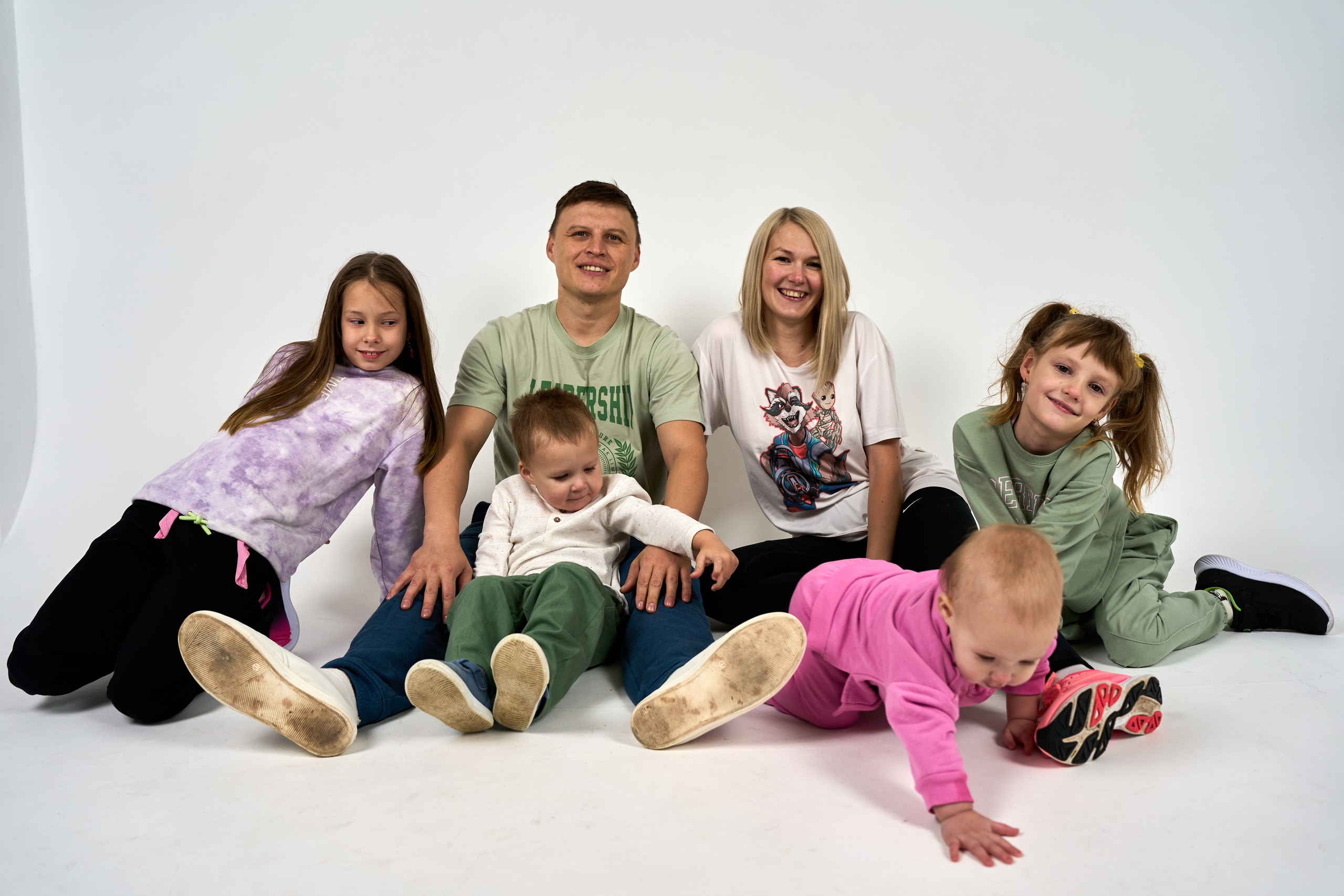 Семейная съёмка в студии. Фотограф | Видеограф в Октябрьском Евгений Гузаев