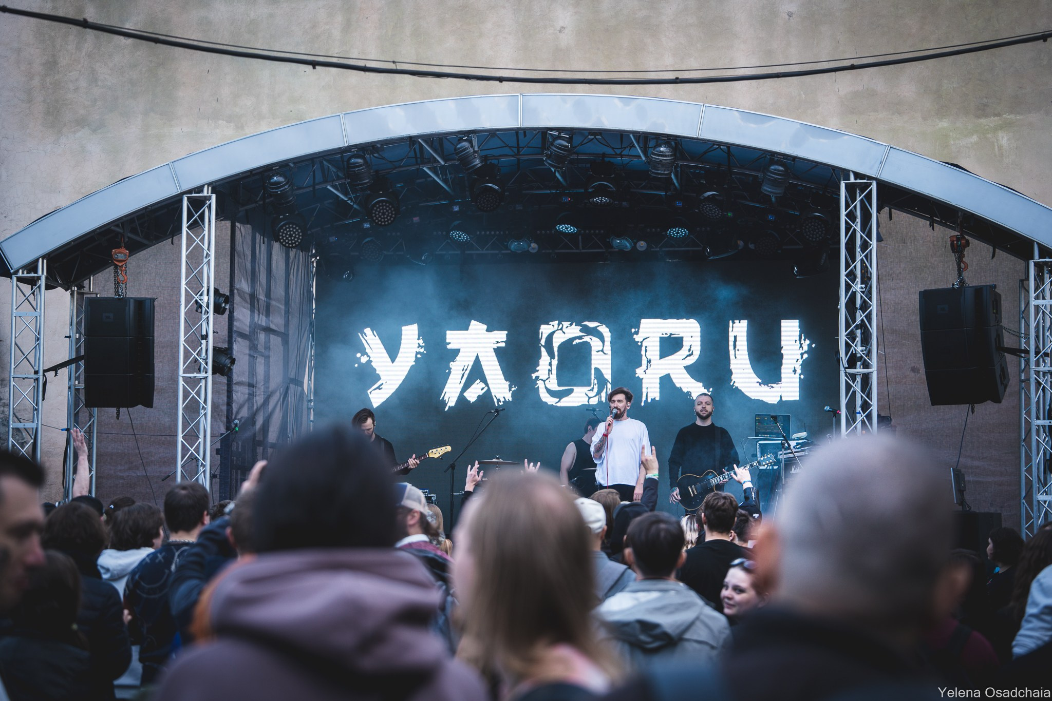 Живой 2025 — День 1. Елена Осадчая — фотографирую музыку на сцене и в жизни