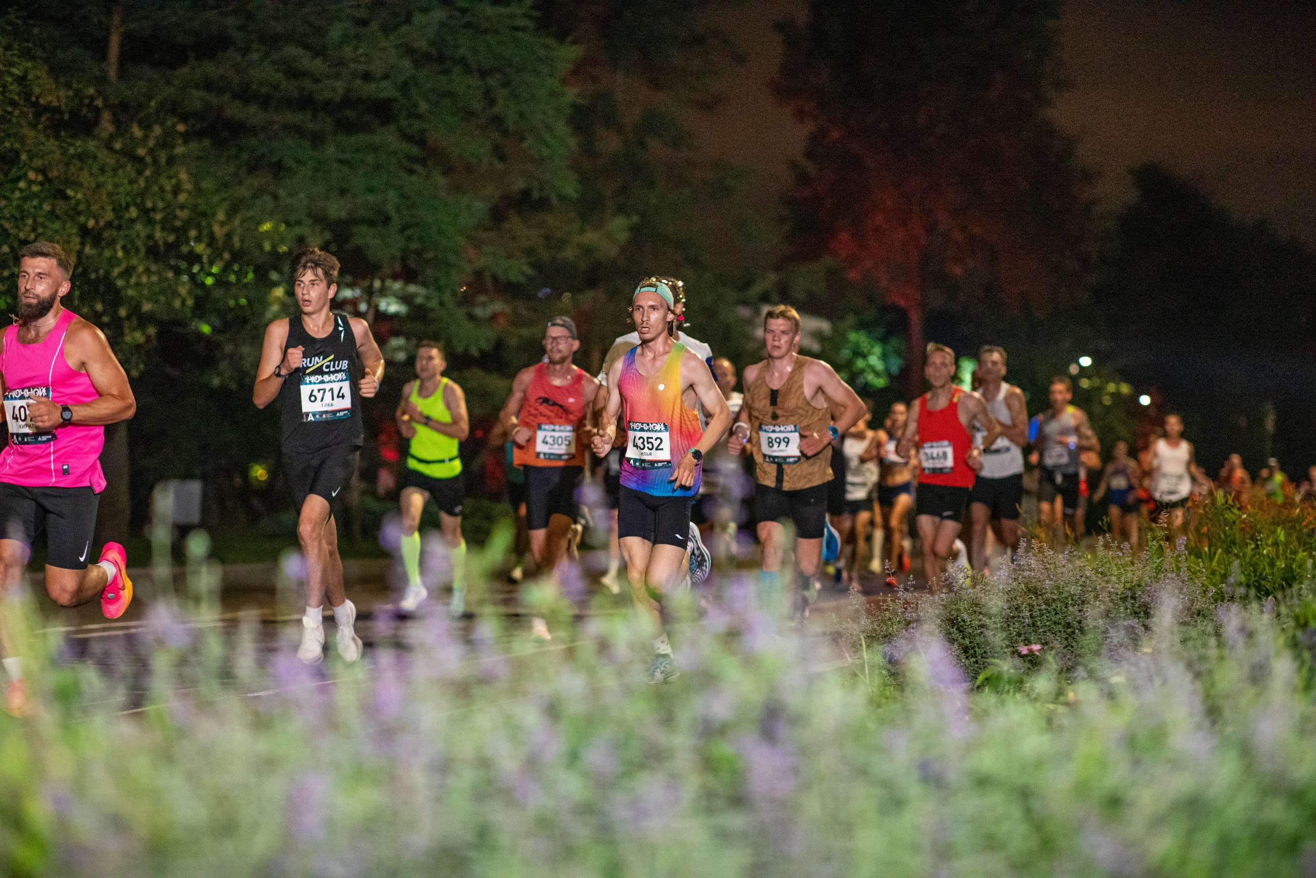 Ночной забег в ленте фотографий бегунов 03.08.24. Фотограф Сергей Ловкий